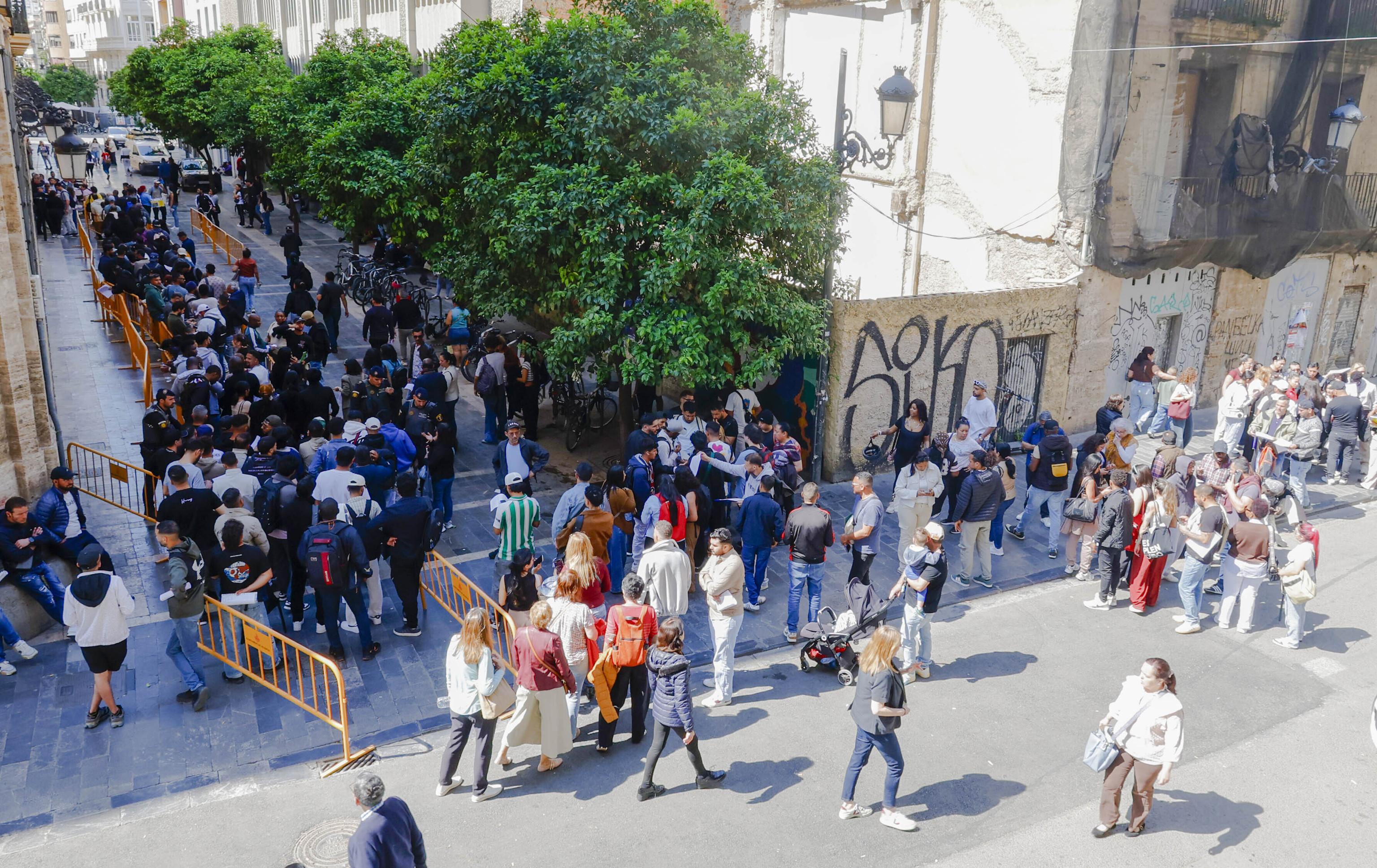 Colas en las Oficinas de Extranjería y de padrón en el Ayuntamiento de Valencia.