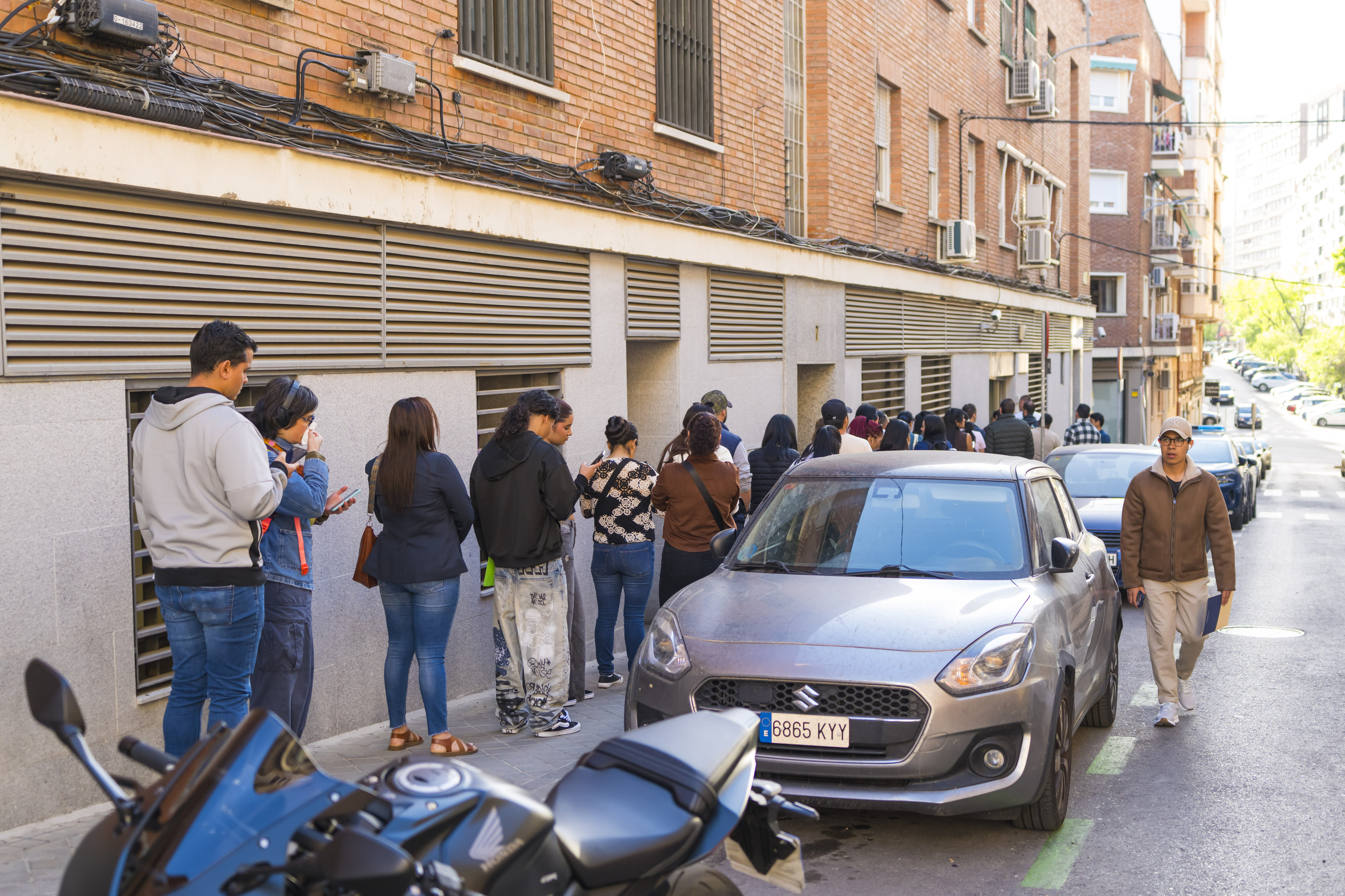 Colas en la Oficina de Extranjería de Tetuán, en Madrid.