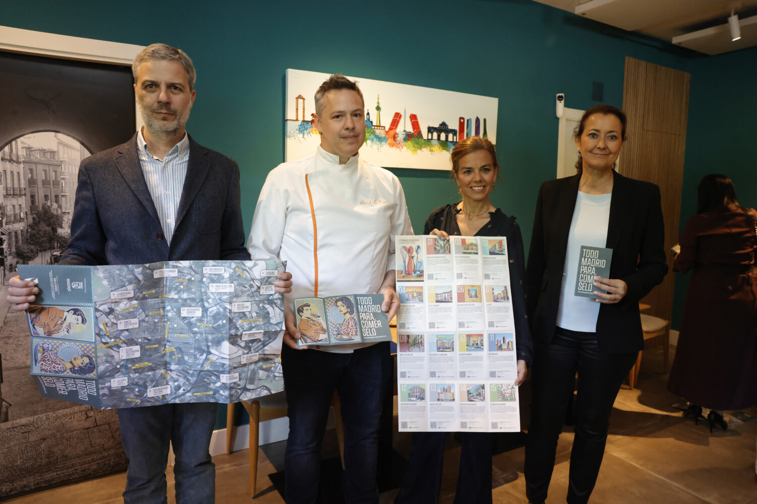 Rogelio Enríquez, presidente de la Academia Madrileña de Gastronomía, Alex de la Fuente, chef de In-Pulso, Almudena Maíllo, concejala delegada de Turismo de Madrid y Lola Navarro, concejala del distrito de Arganzuela en lapresentación del mapa 'Todo Madrid para comérselo'.