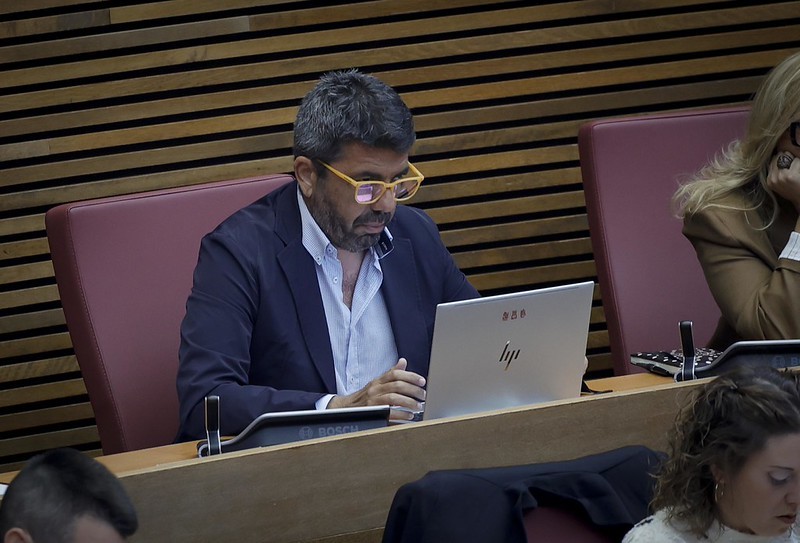 El ex presidente Carlos Mazón, en su escaño de las Cortes Valencianas.