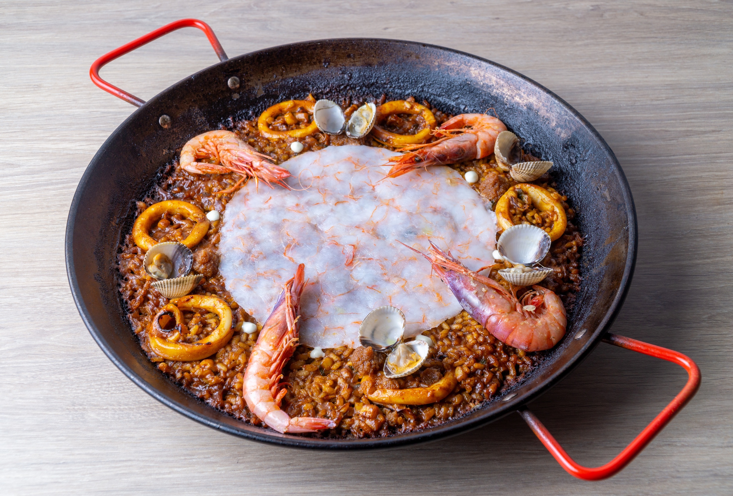 Arroz seco de gamba roja a la brasa y su carpacho de A Samarinada.