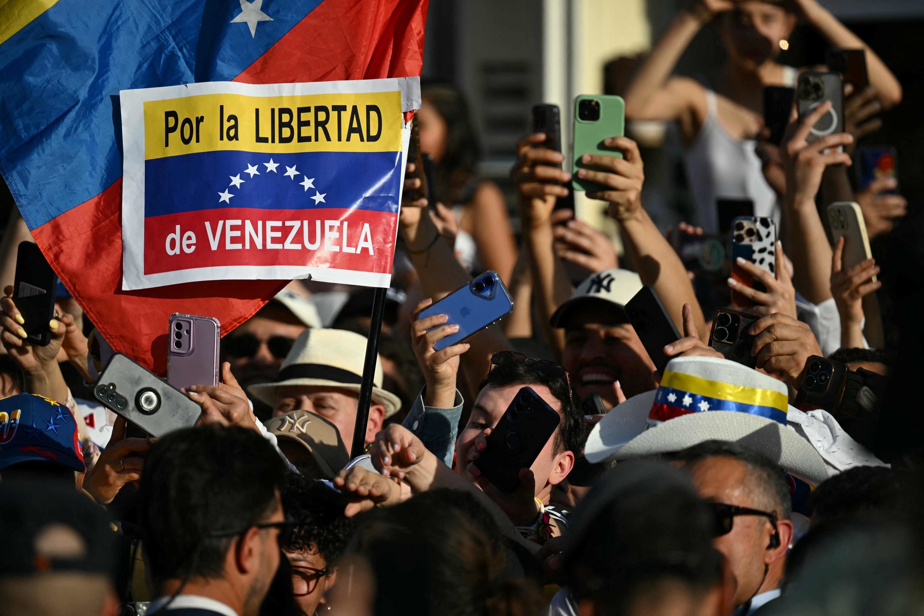 Seguidores de María Corina Machado en la Puerta del Sol.