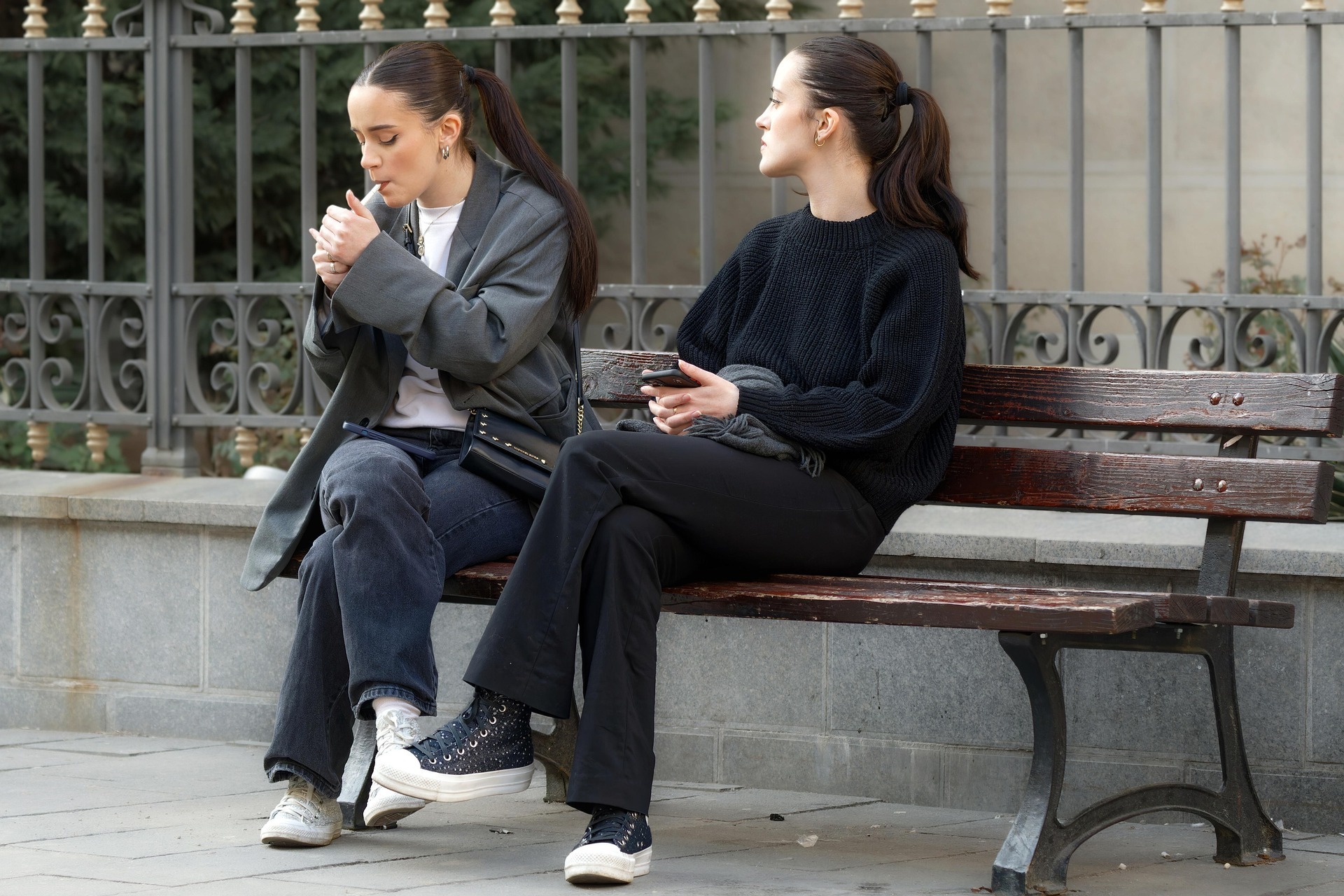 Fumando en la calle.