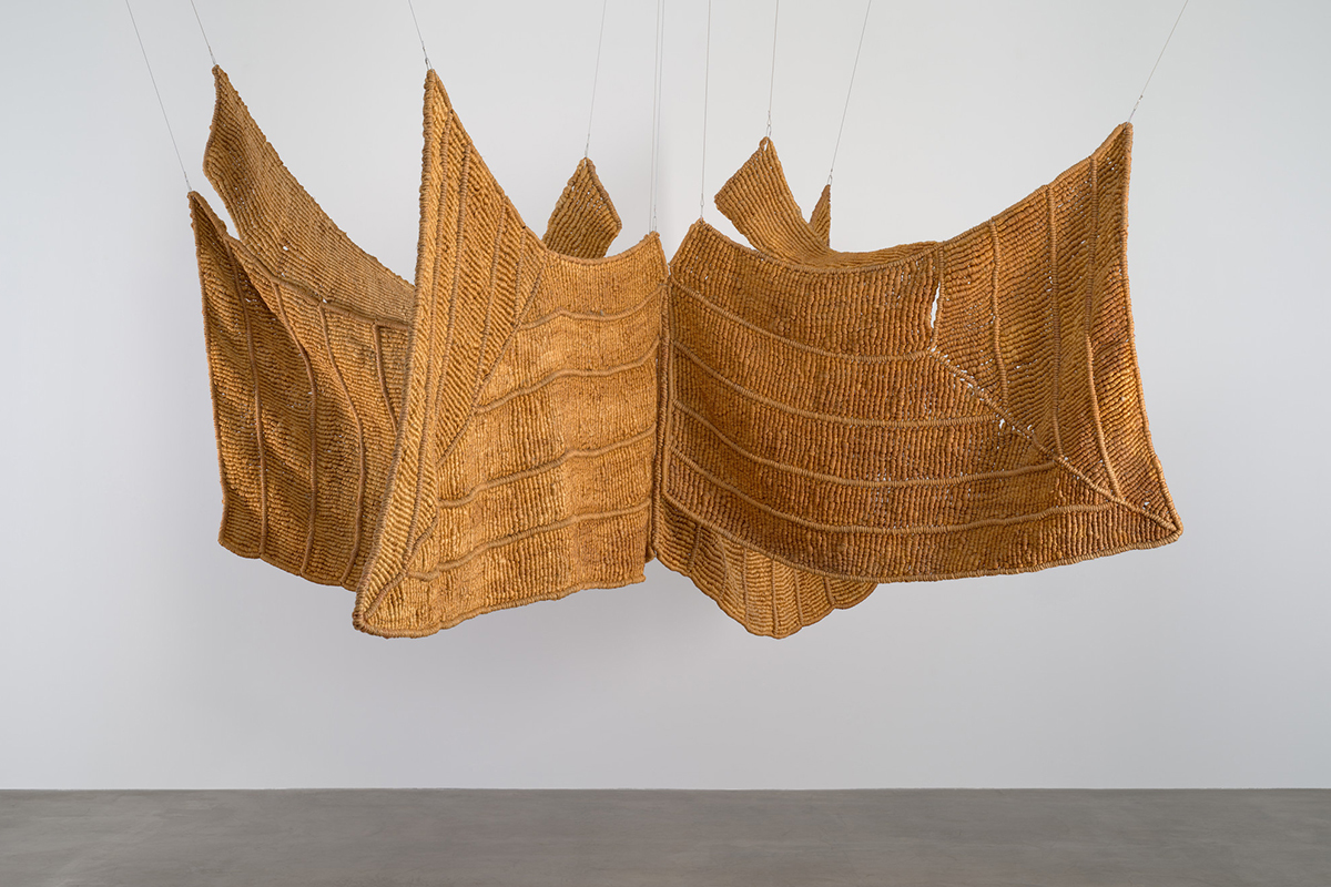 '�guila beige' (1977), la gran pieza de macram� de cuerdas de sisal y yute que pertenece al MoMA de Nueva York.