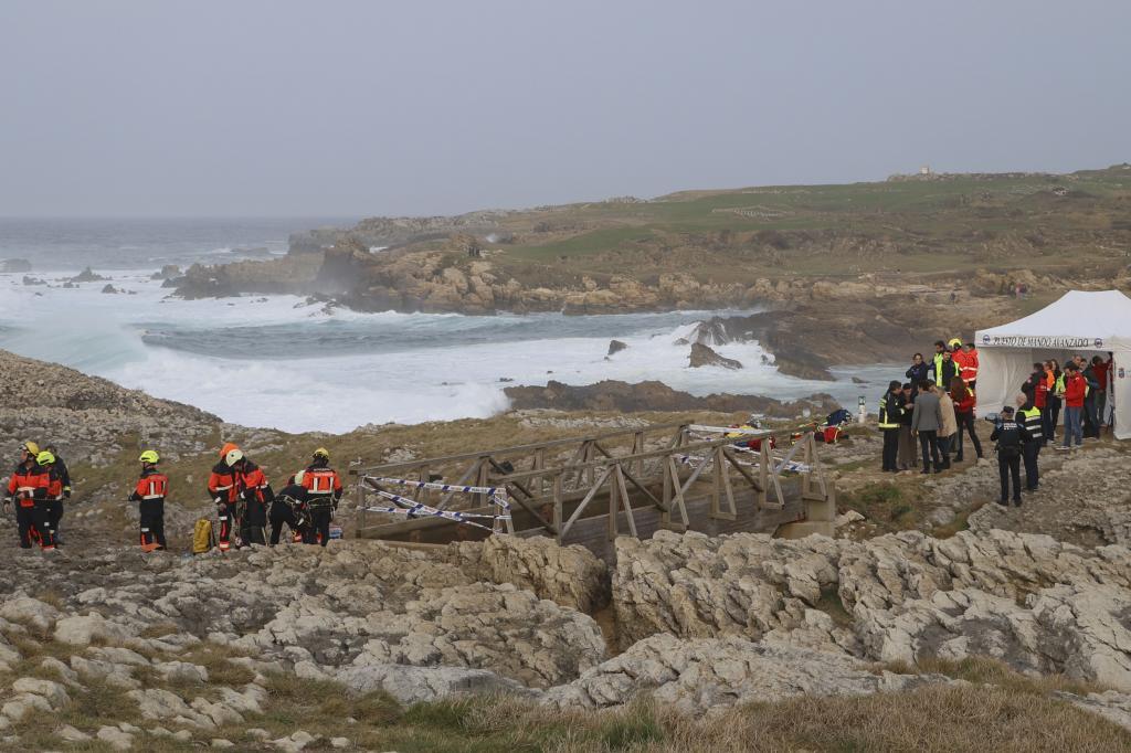 Equipos de rescate junto a la pasarela de El Bocal que se hundió en marzo, causando seis muertos.