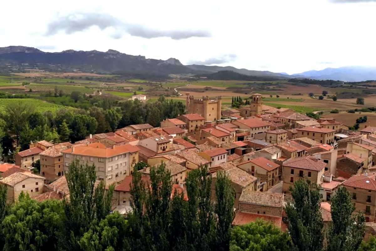 La escapada perfecta en La Rioja: un pueblo con muralla medieval y rutas de senderismo �nicas