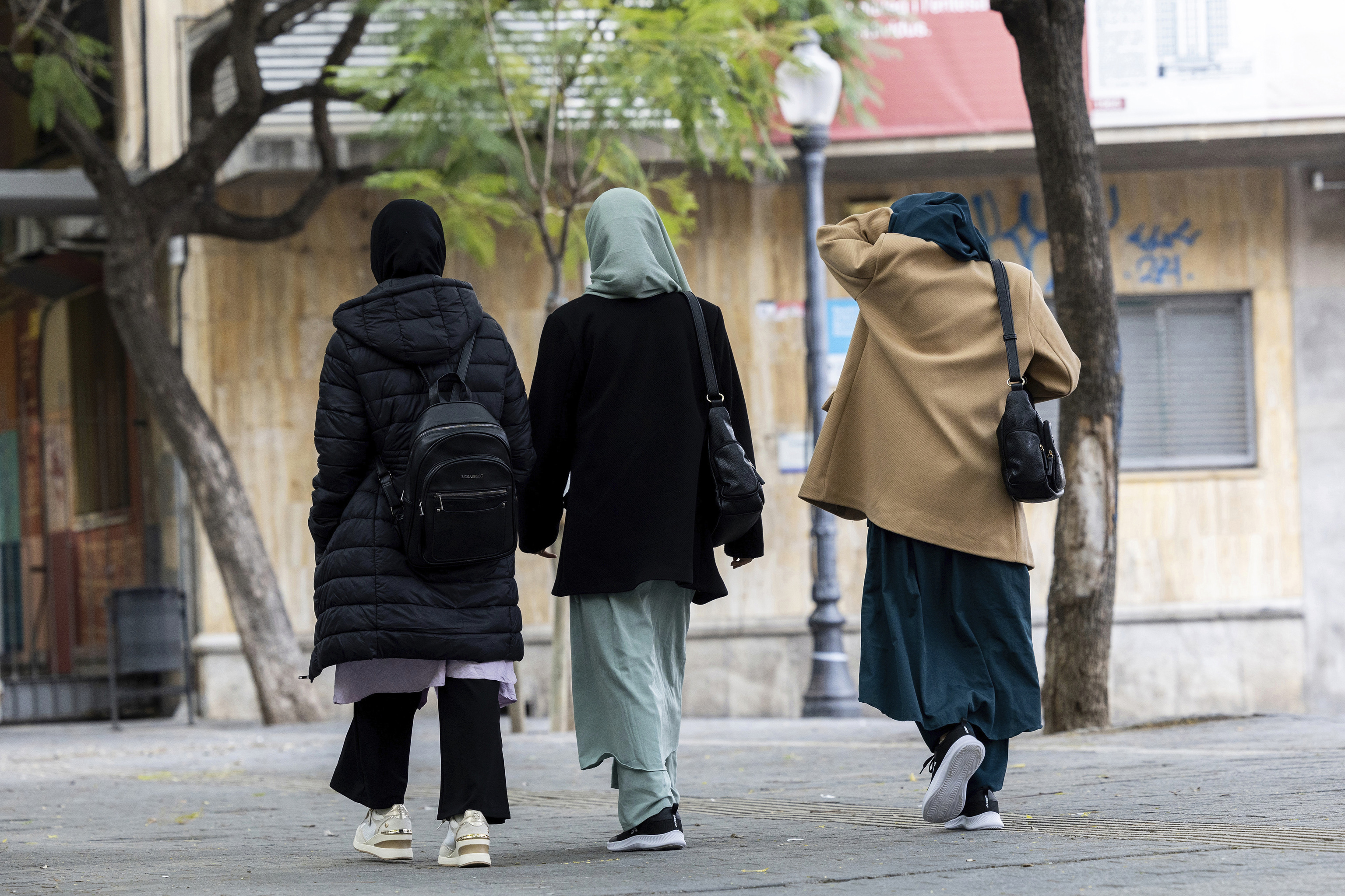 Mujeres paseando con burka o velo en una imagen reciente