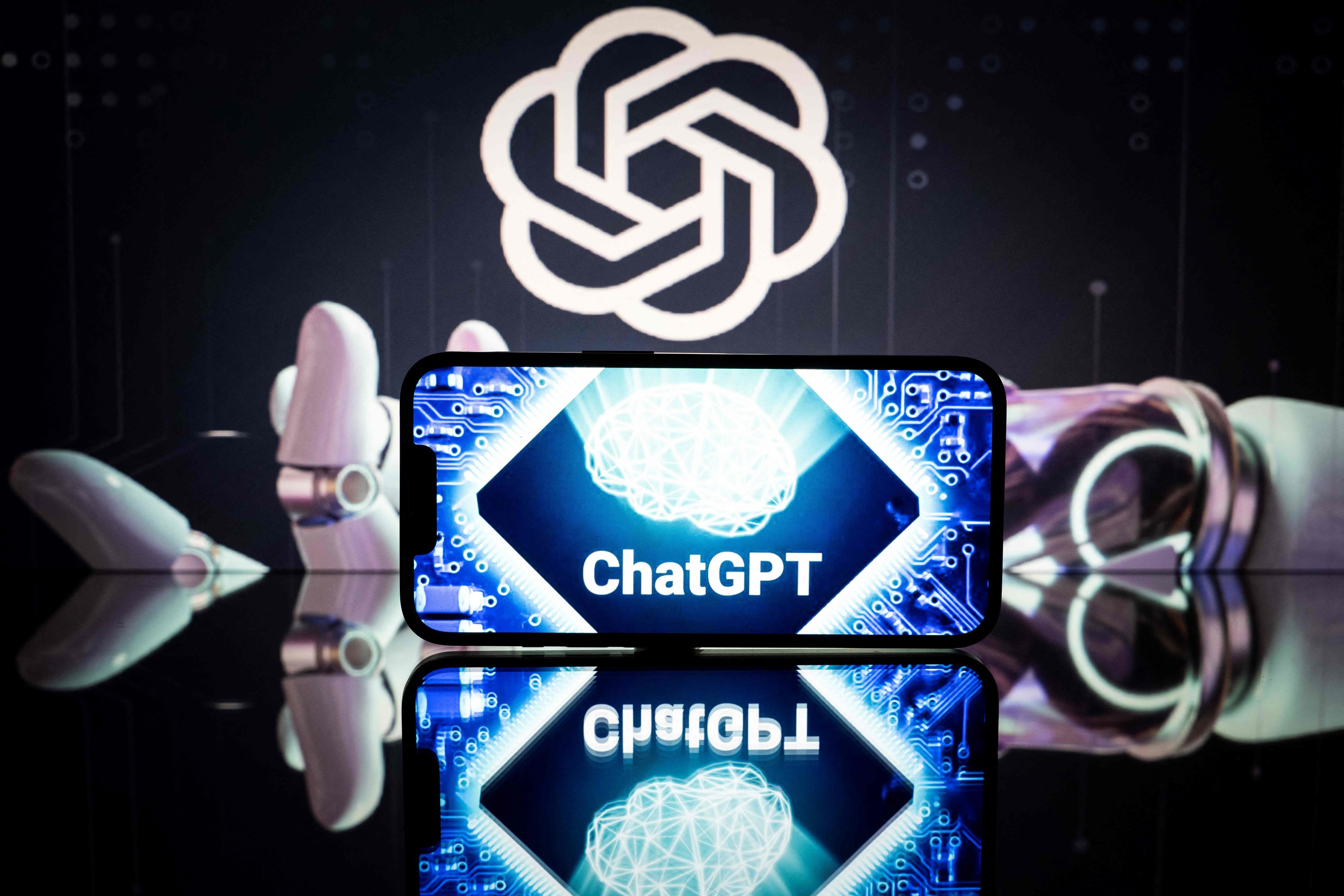 Pantallas con el logo de ChatGPT.
