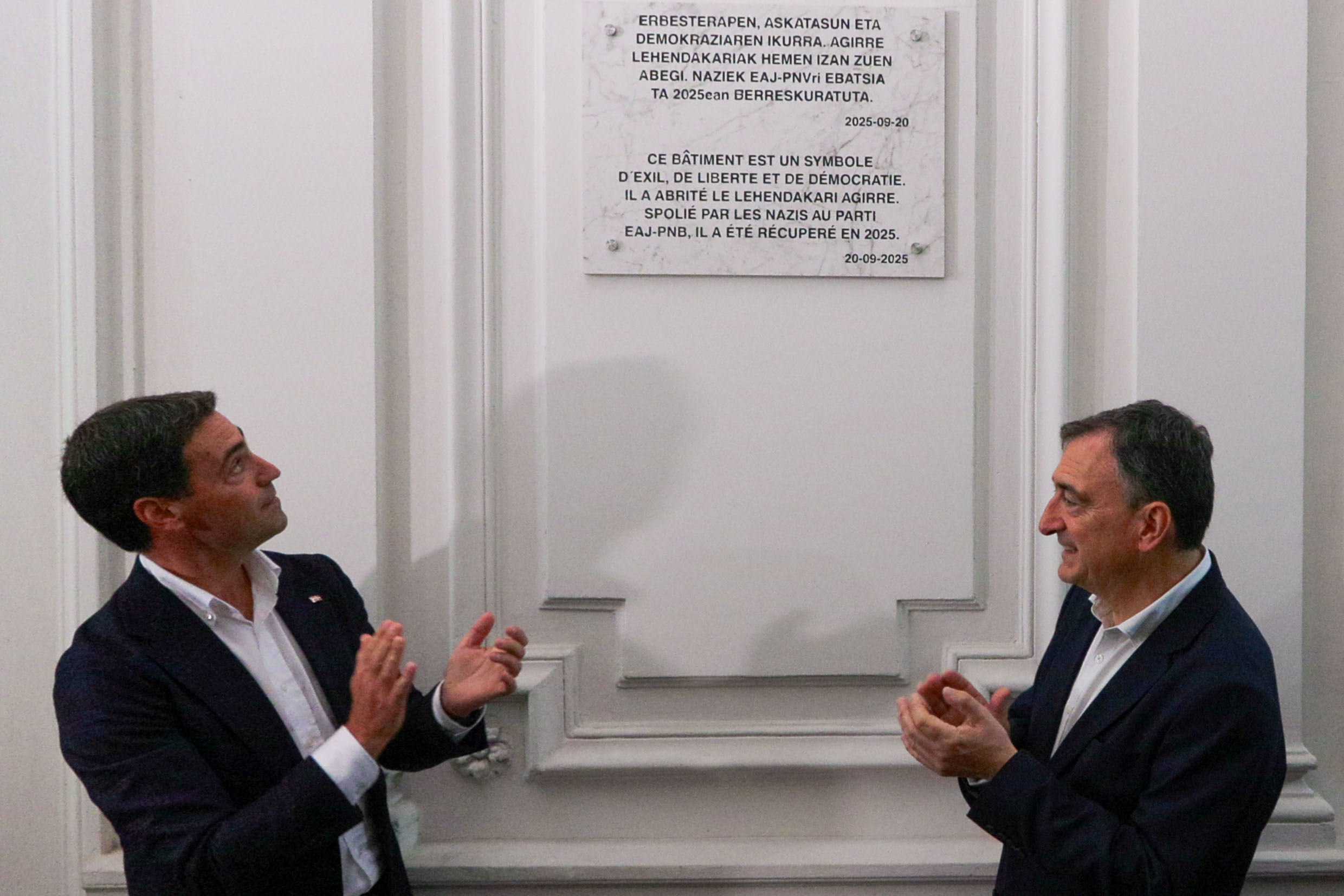 El lehendakari Pradales y el presidente del PNV Aitor Esteban aplauden en el palacete de París de la Fundación Cervantes entregado por Pedro Sánchez.