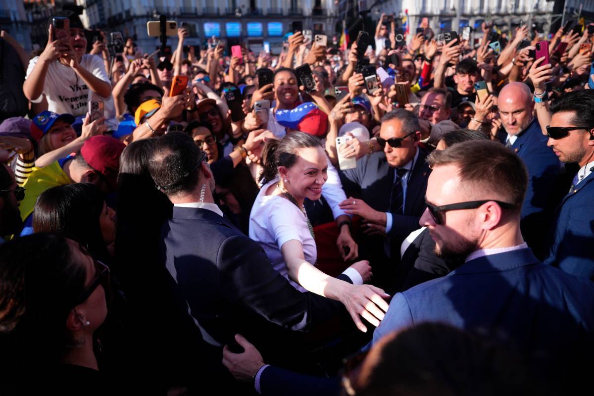 María Corina Machado, recibida en la Puerta del Sol de Madrid por miles de venezolanos