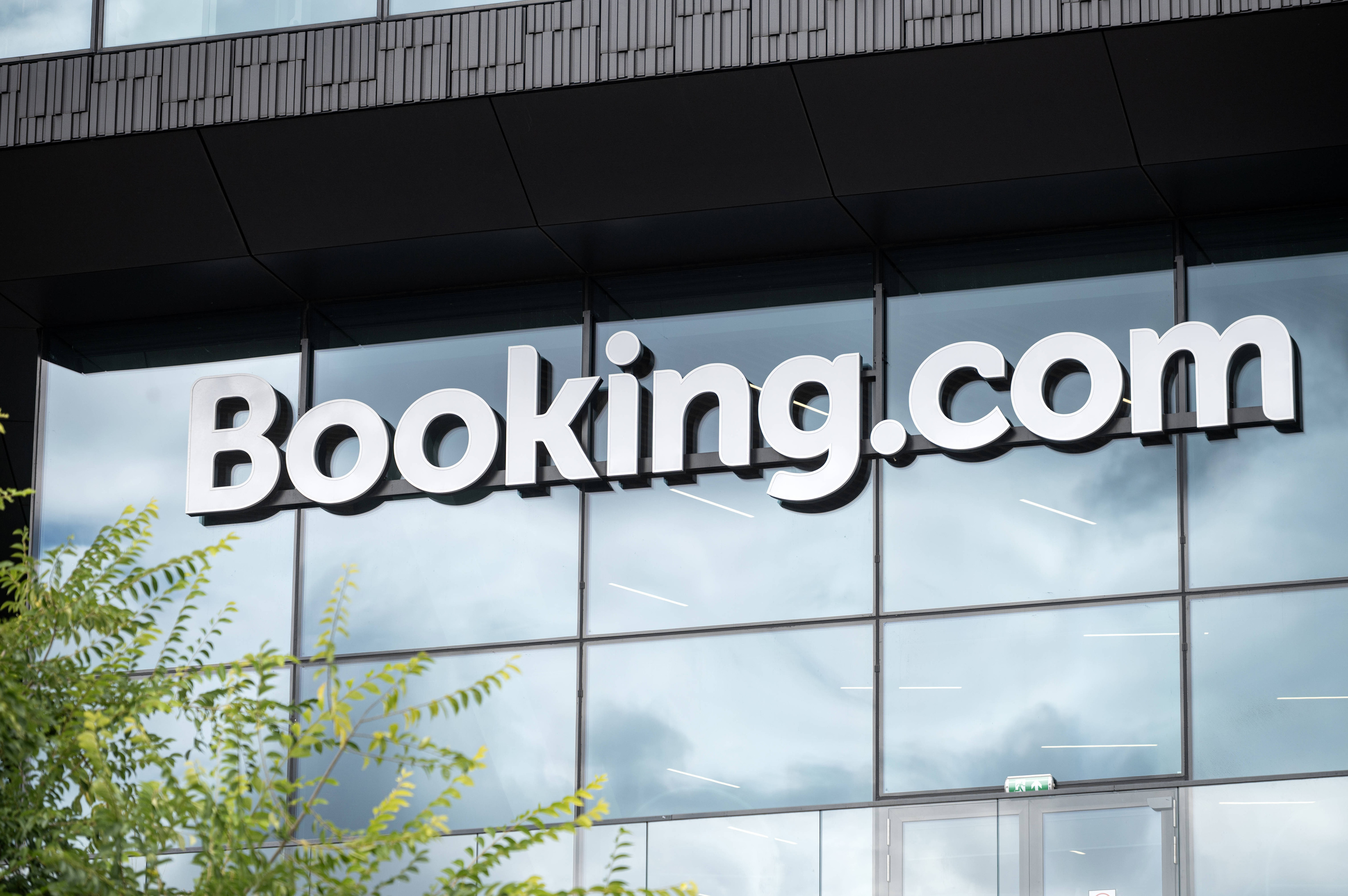 Logotipo de Booking en uno de sus edificios de oficinas.