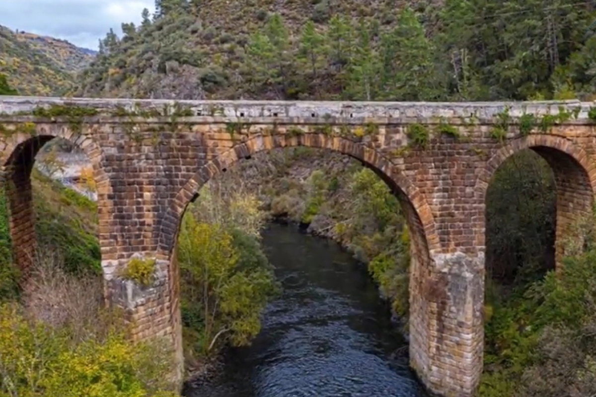 El precioso pueblo de Galicia que tiene uno de los puentes romanos mejor conservados: muy cerca de la única pista de esquí de la región y famoso por su bica