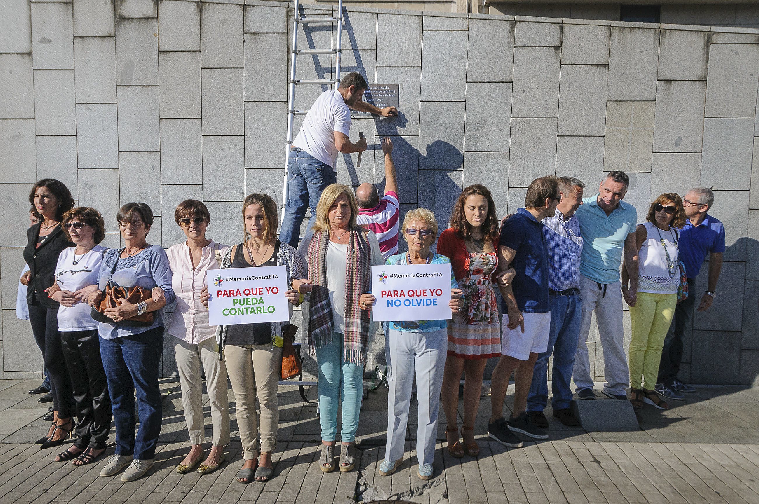 La presidenta de Covite Consuelo Ordóñez junto a familiares de víctimas del terrorismo en la colocación de una placa en recuerdo de María Luisa Sánchez Ortega.