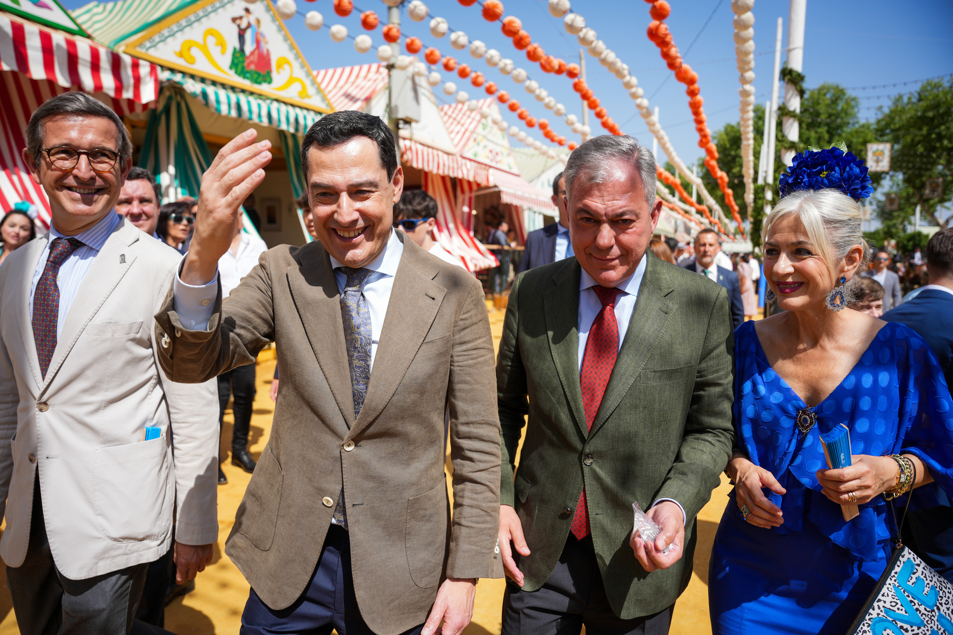 Juanma Moreno y José Luis Sanz, junto a los consejeros Patricia del Pozo y Jorge Paradela, este miércoles, en la Feria de Sevilla.