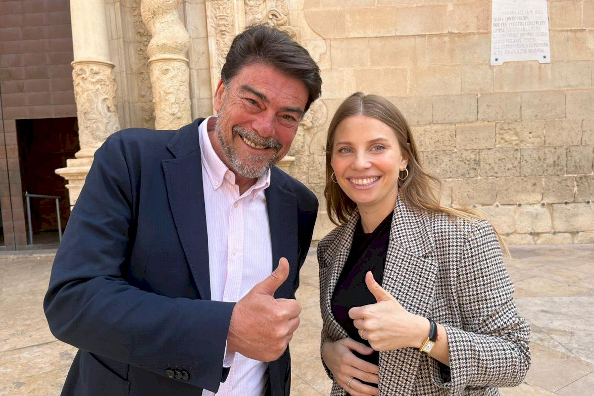 El alcalde de Alicante, Luis Barcala, con la ya ex concejala de Urbanismo Rocío Gómez el día que anunció su fichaje para la lista de las elecciones de 2023.