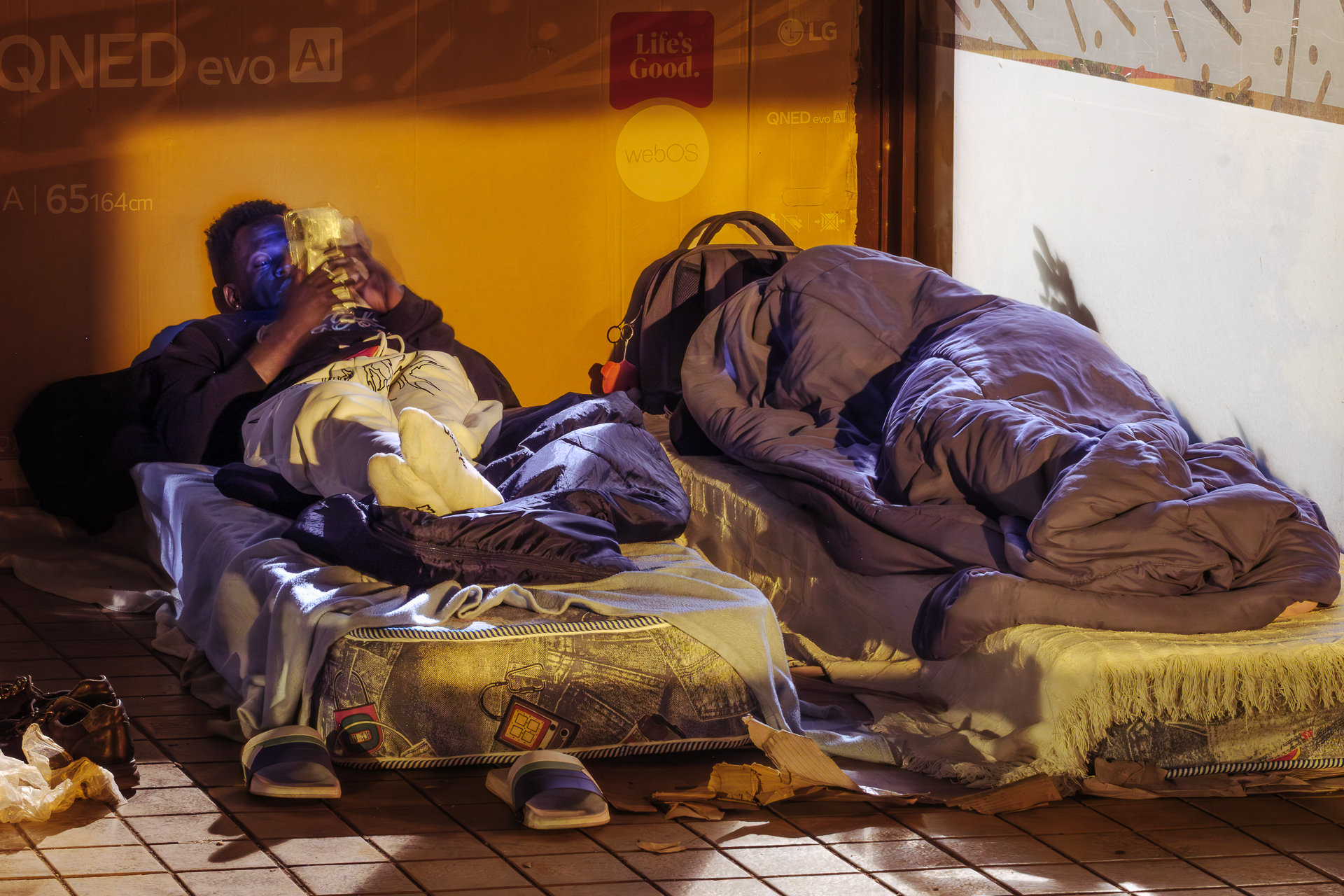 Dormitorio improvisado en un local cerrado al público.