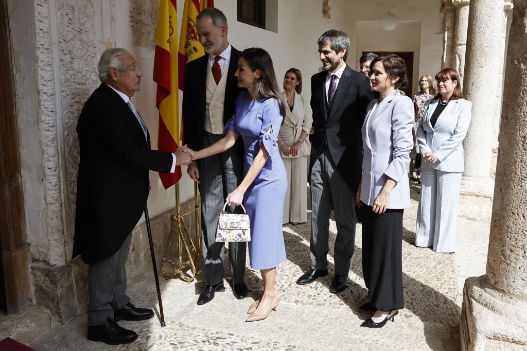 Gonzalo Celorio saluda a Don Felipe y Doña Letizia. Detrás, Ernest Urtasun e Isabel Díaz Ayuso.