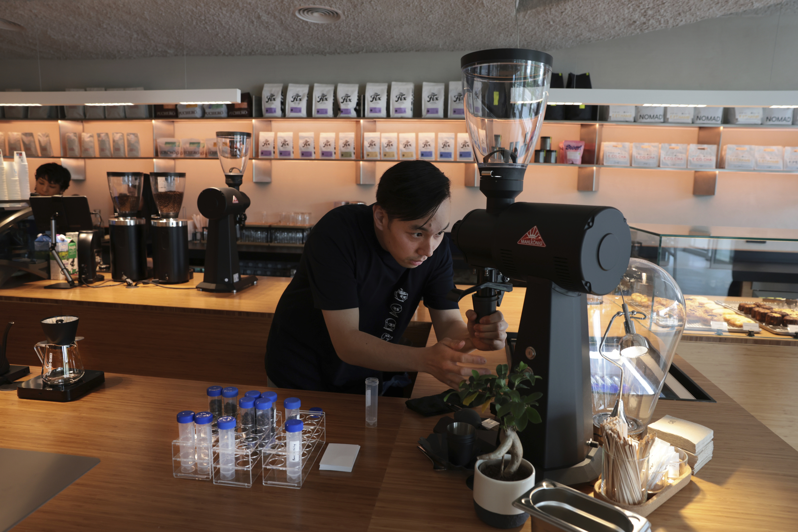Alejandro Ye, haciendo pruebas con una cafetera