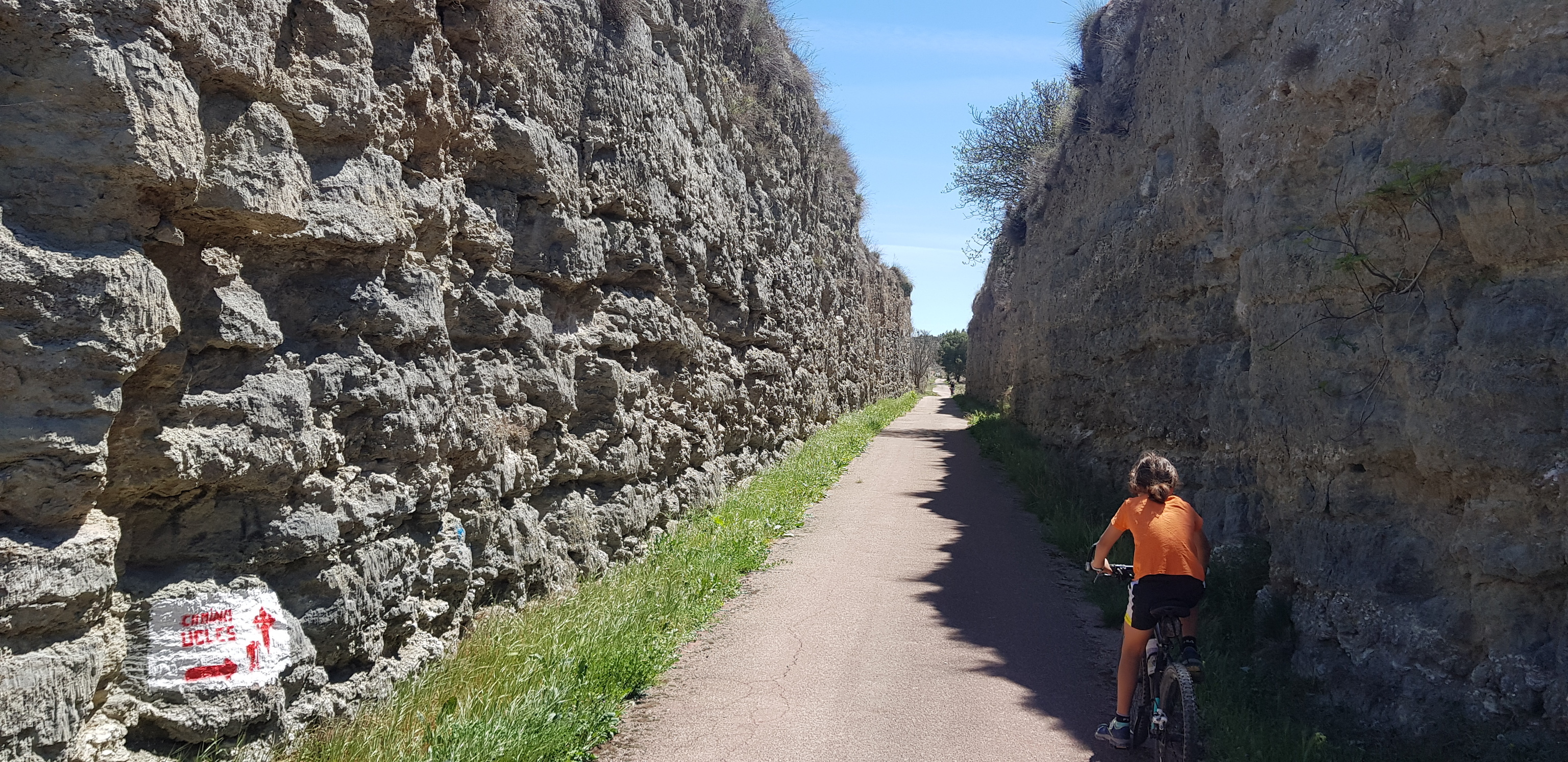 Los caminos se pueden recorrer a pie o en bici.