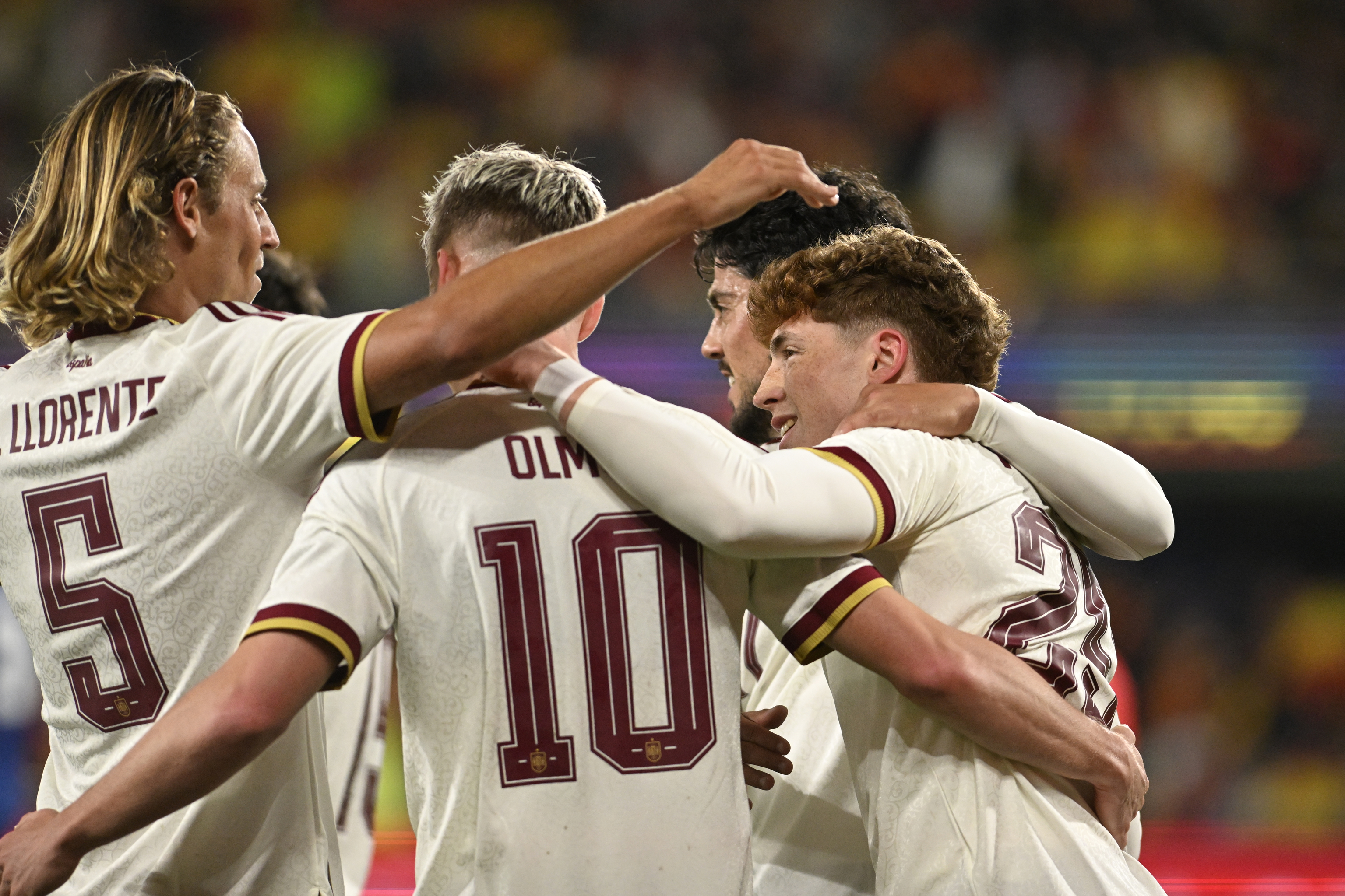 Los jugadores de España celebran un gol.