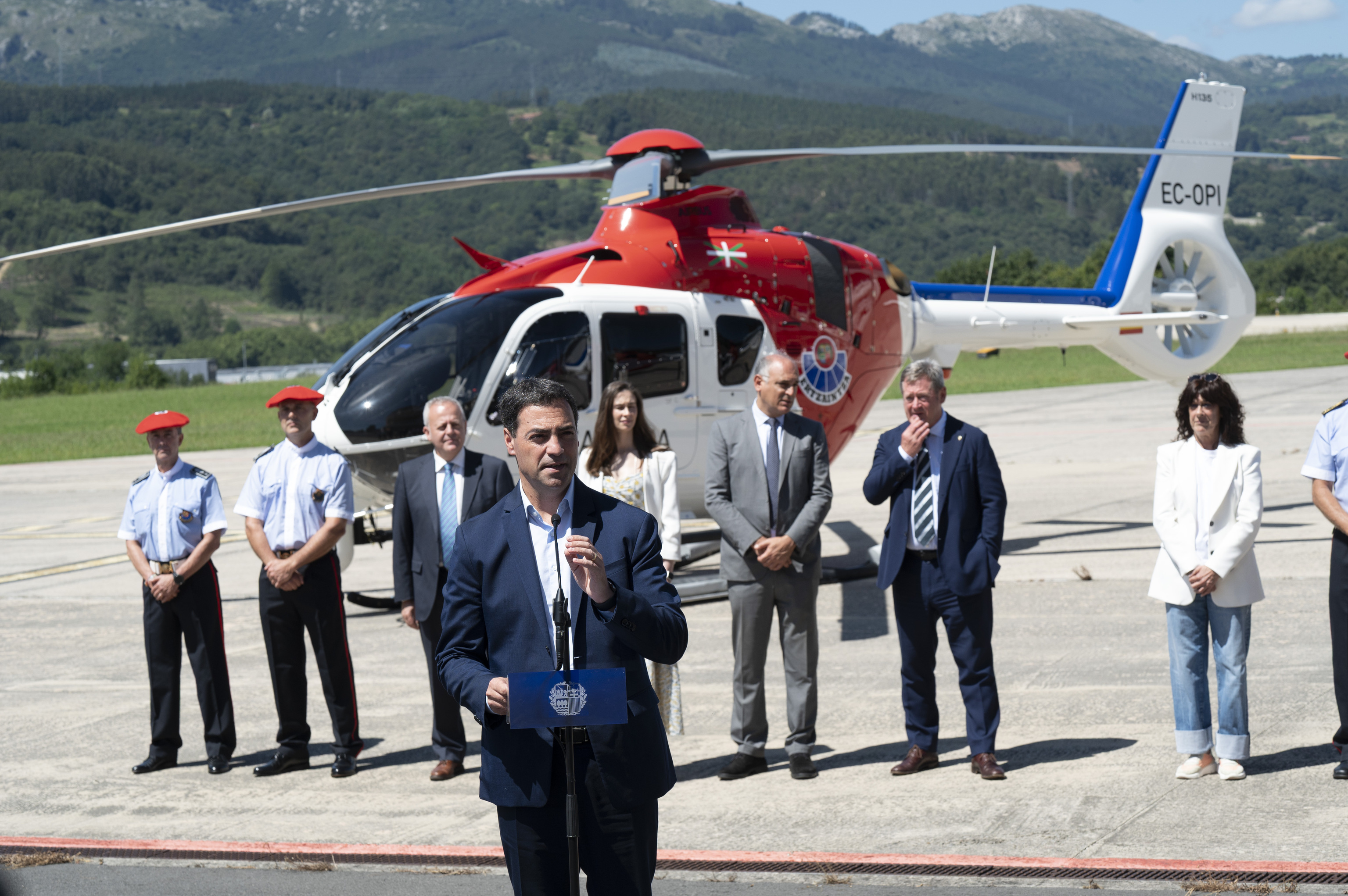 El lehendakadi Imanol Pradales junto a su cúpula política y policial en la Ertzaintza durante la presentación de nuevos helicópteros.