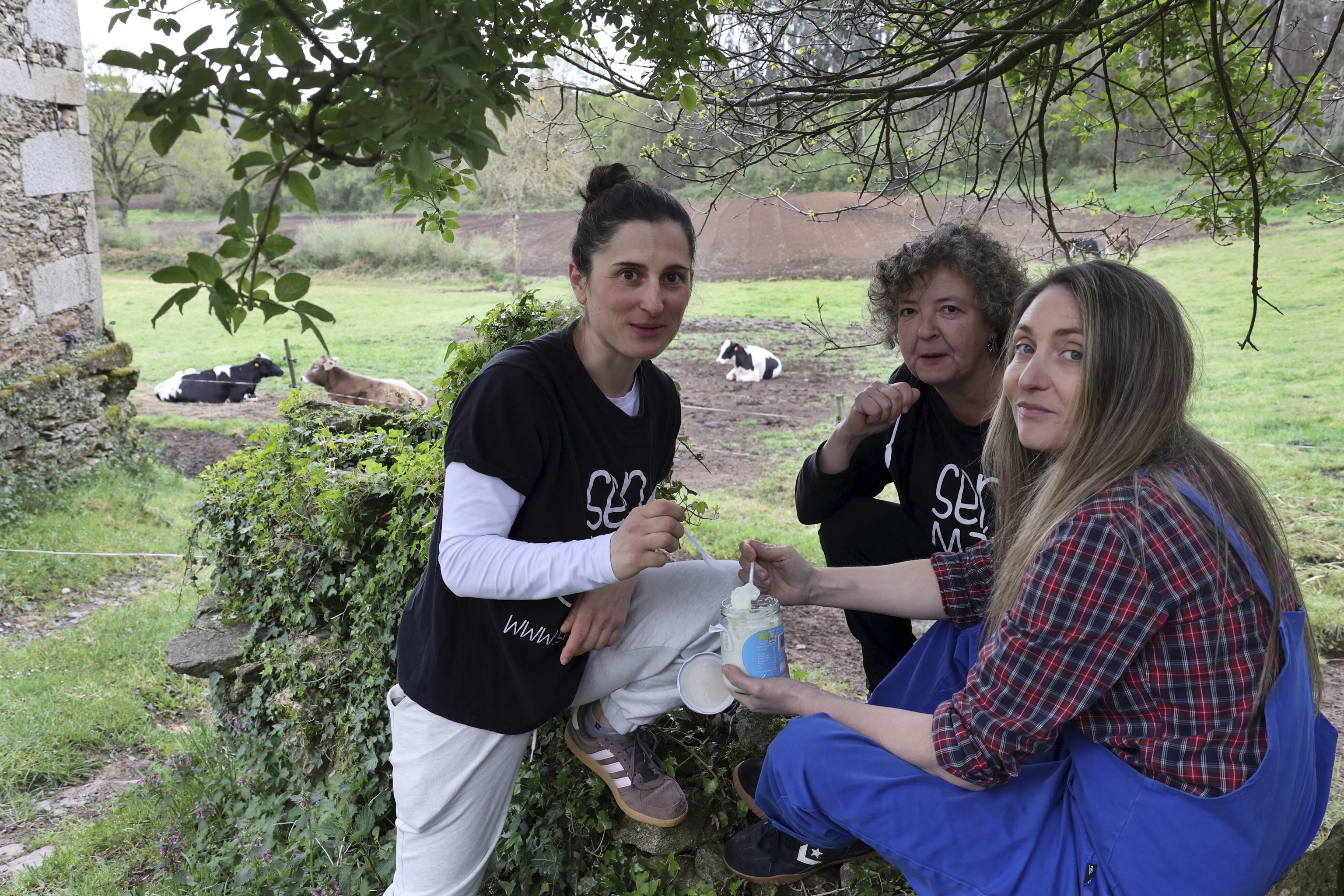 De izq. a dcha., con dos Amas: Ana Corredoira, Marta Álvarez y la chef.