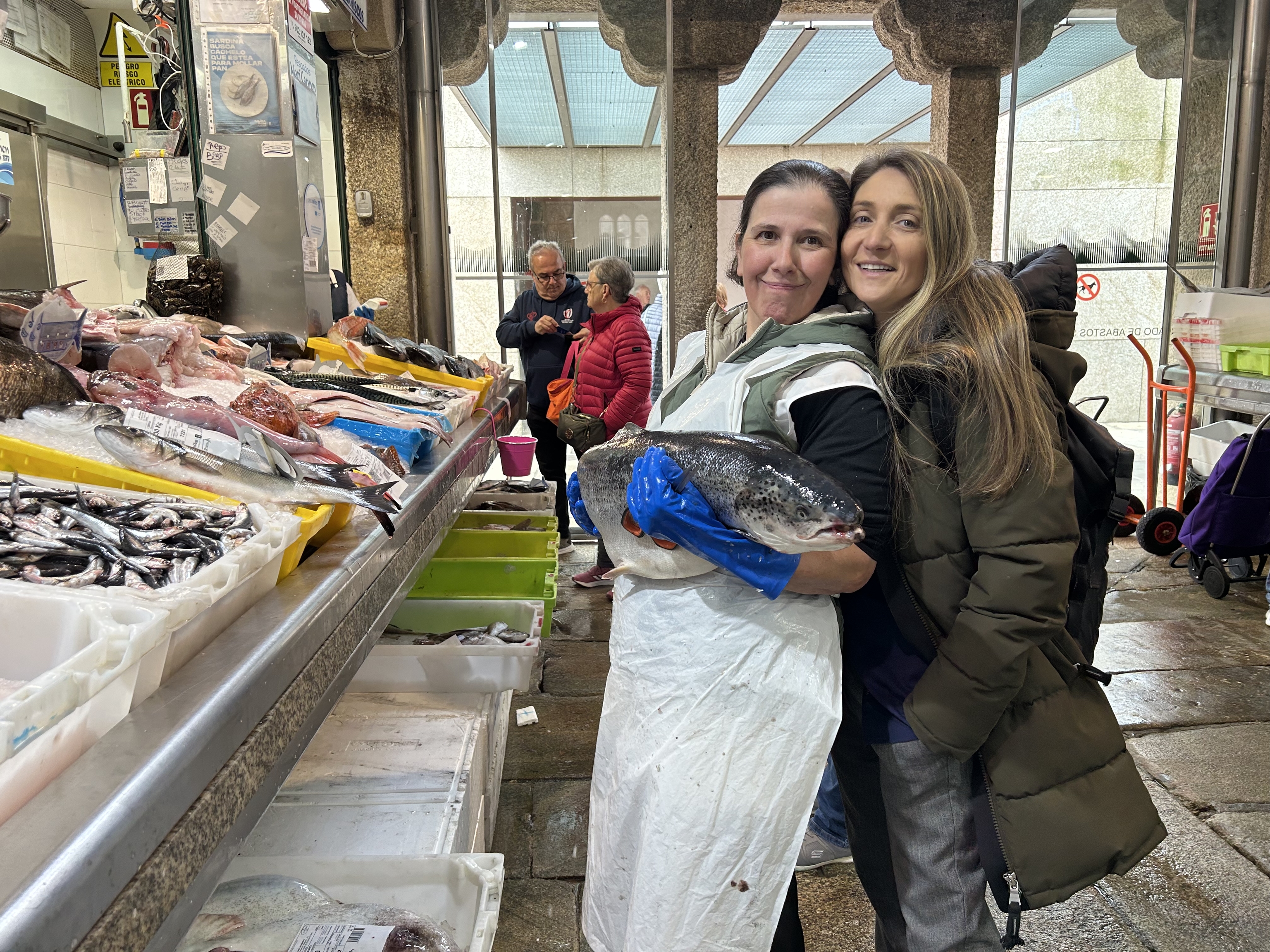 Con margarita Vales, de Pescados y Mariscos Mari Carmen, en el Mercado de Abastos de Santiago.