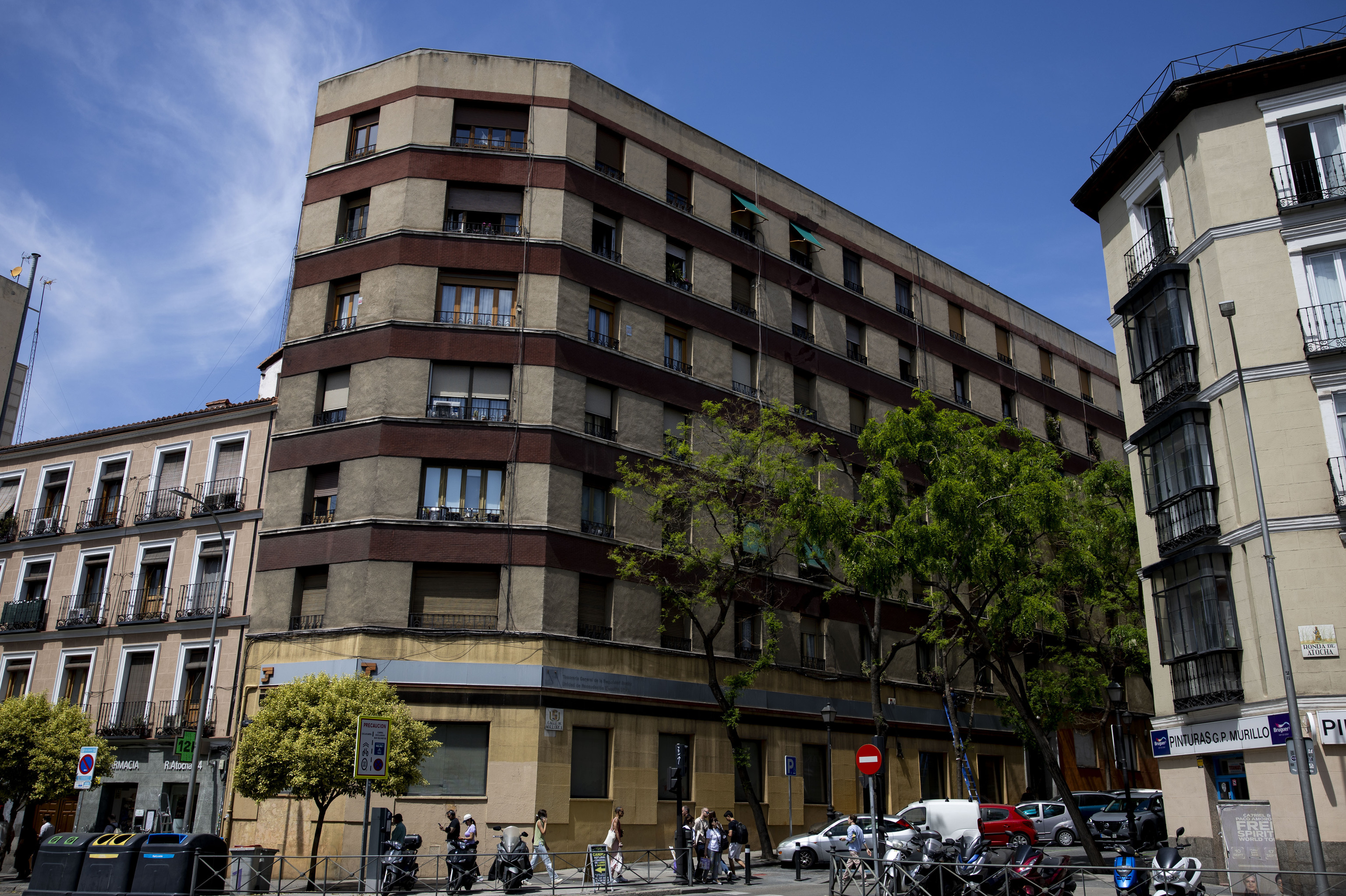 Edificio de la TGSS donde hay viviendas vacías y de las que tienen inquilinos los están desalojando.