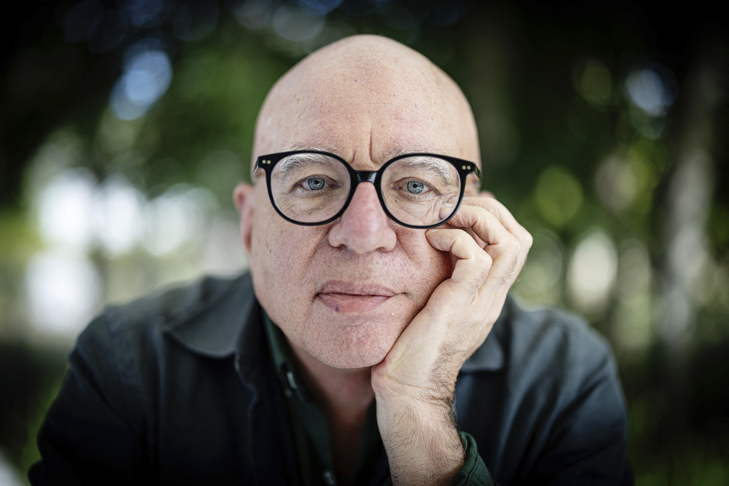 El autor y periodista estadounidense Michael Wolff fotografiado en su casa en los Hamptons