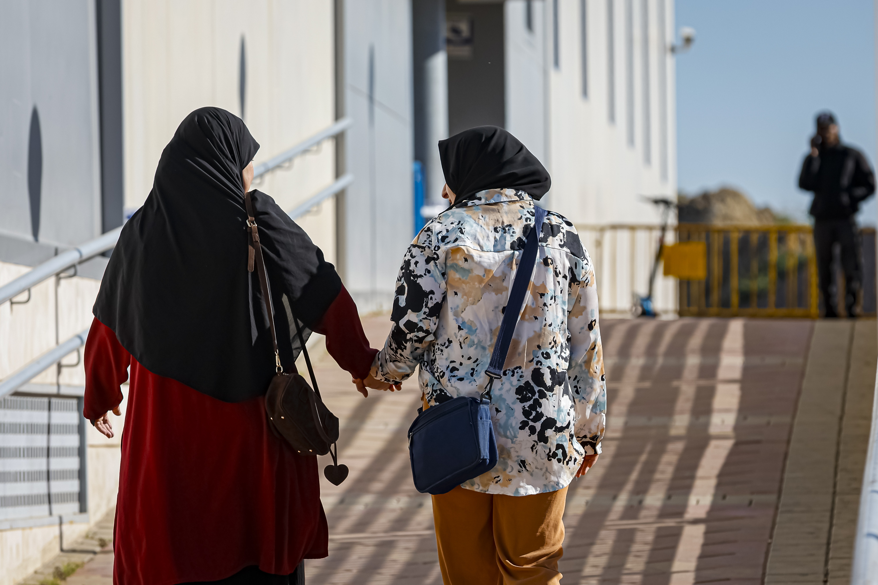 Los inmigrantes de fuera de la UE pagan menos IVA que los españoles y no compensan el impacto del envejecimiento