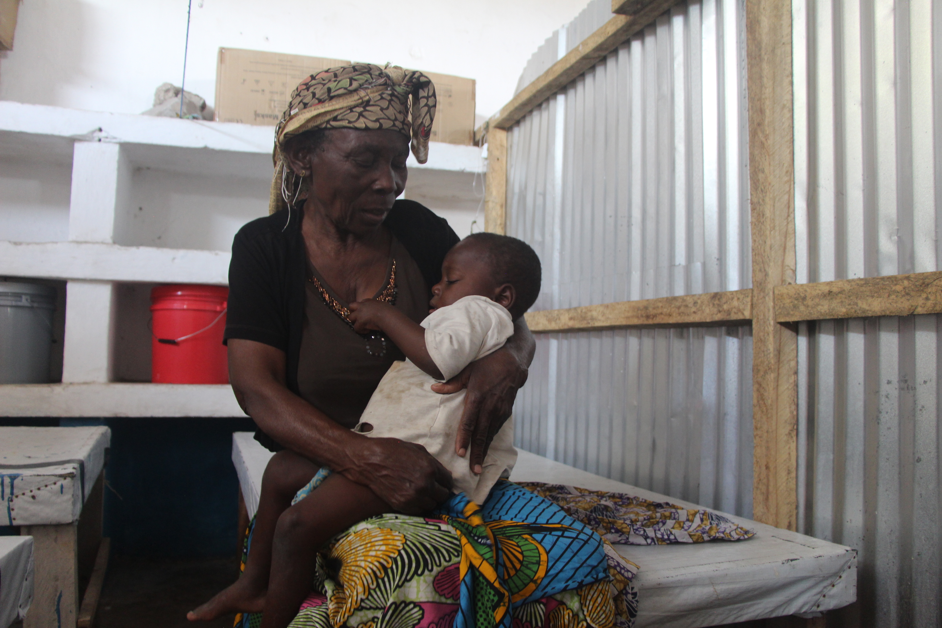 Bokumba Fataki sostiene a su hijo de dos años, tratado en un centro de MSF, en Barka en el territorio Fizi dentro de Kivu del Sur.