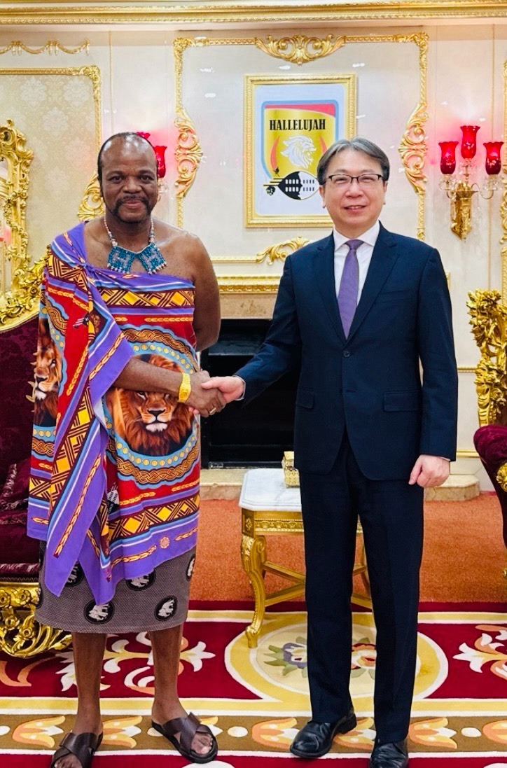 Mswati III junto al director de la Oficina Nacional de Seguridad de Taiwan, este mes de abril.