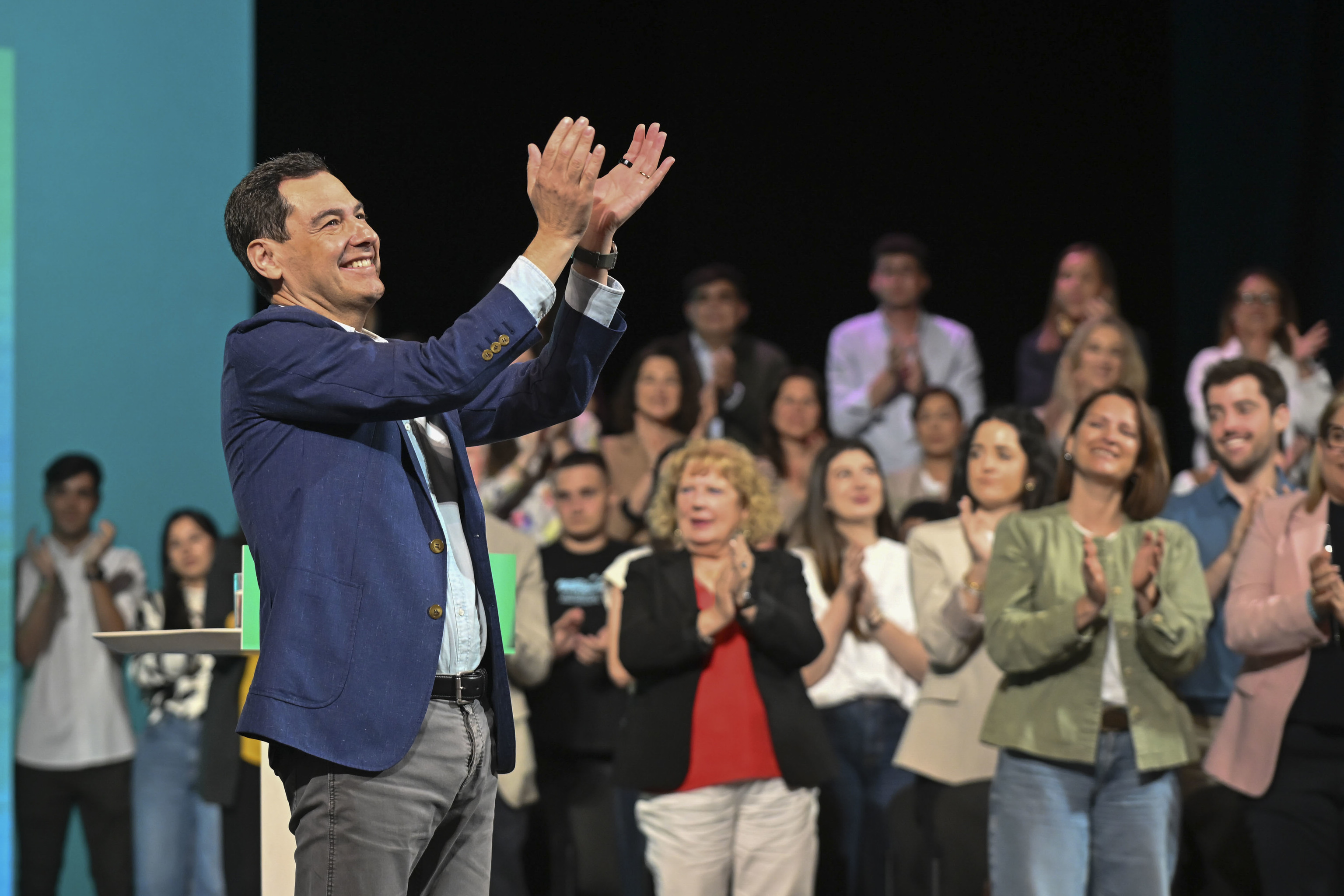 Juanma Moreno llega a la campaña con mayoría absoluta pese a los pactos del  PP con Vox | Elecciones Andalucía 2026