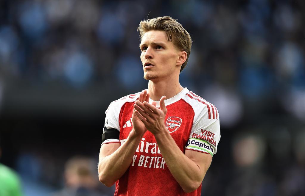 Odegaard aplaude al público.