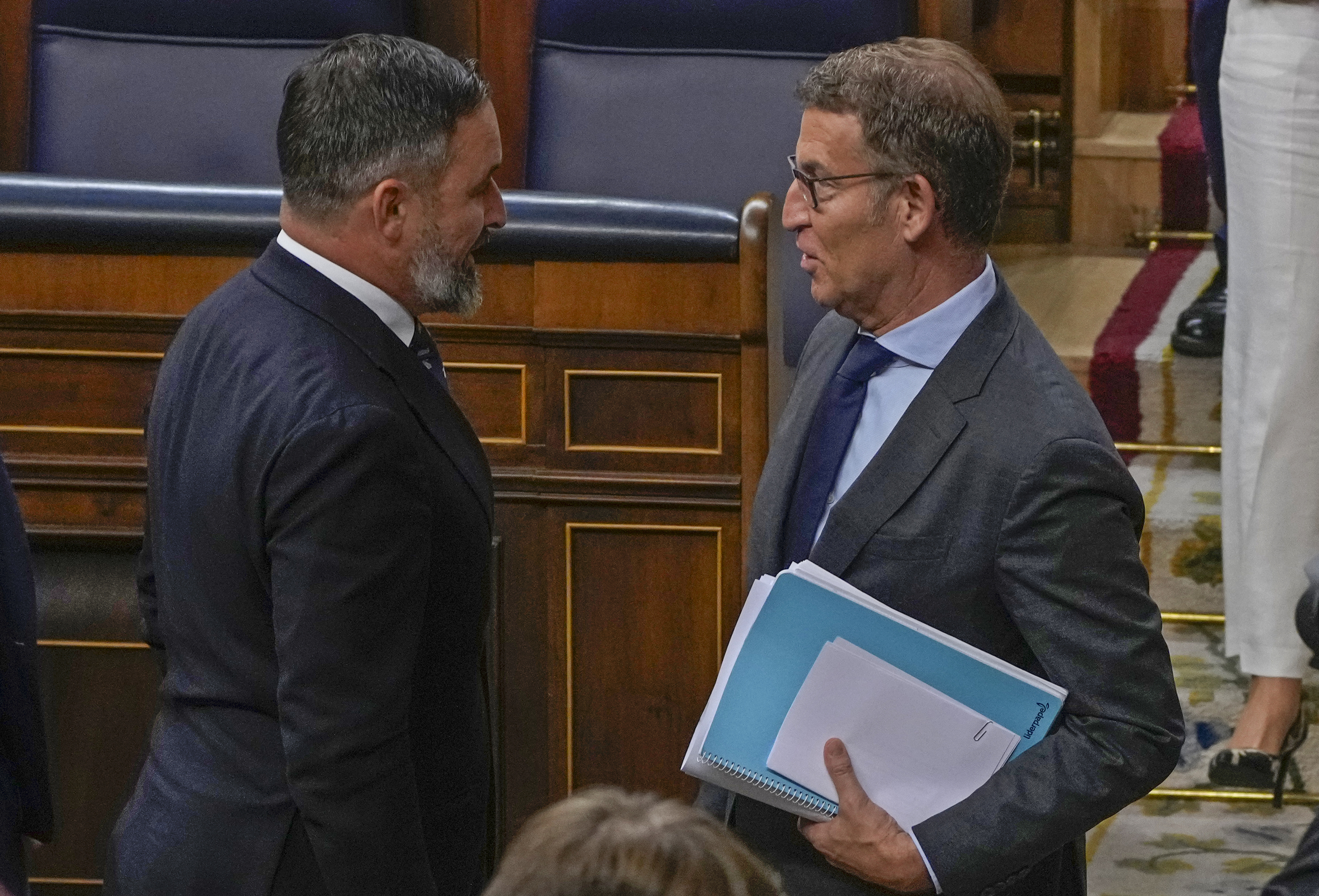 El presidente de Vox, Santiago Abascal, y el del PP, Alberto Núñez Feijóo, en el Congreso en 2023