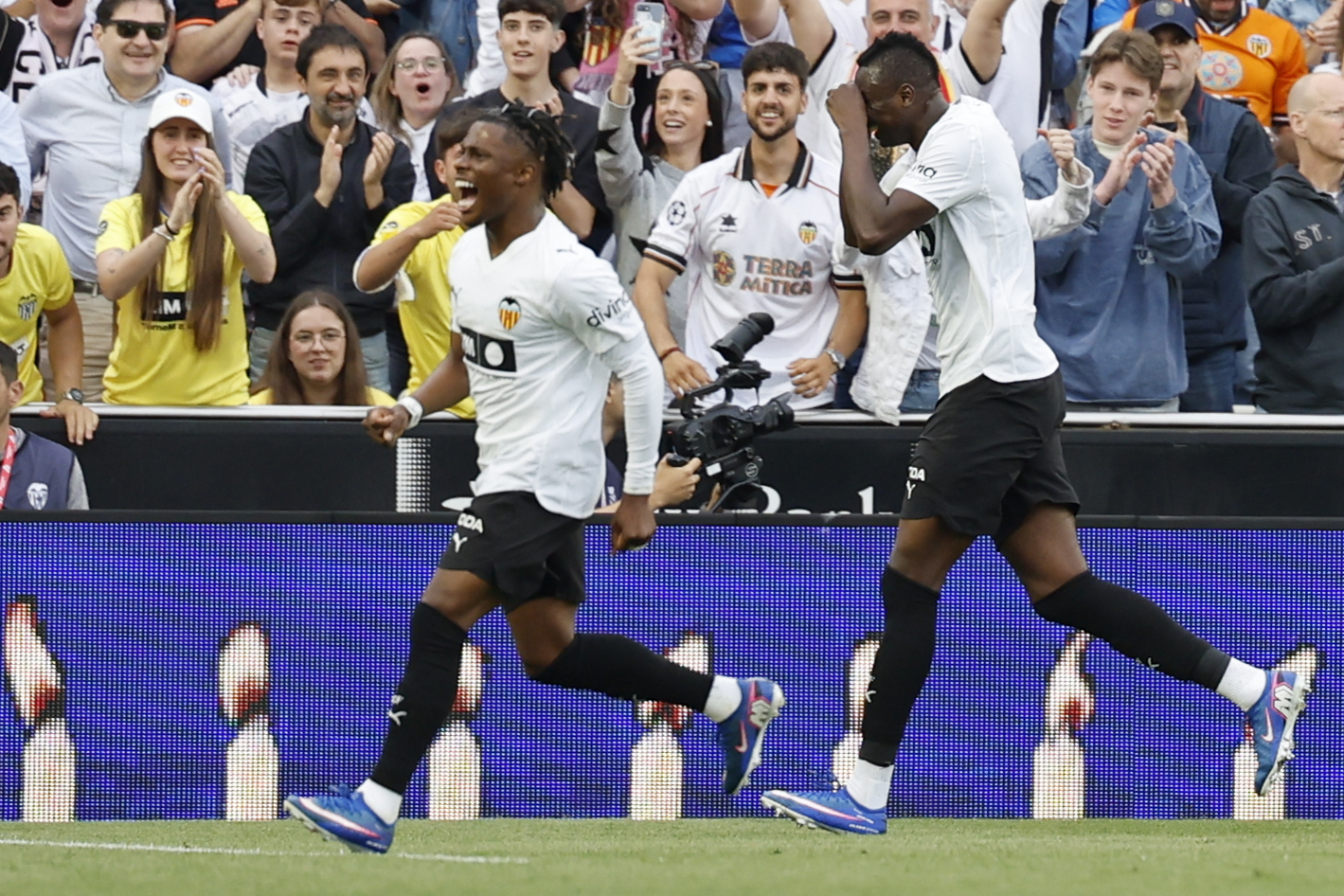 Ramazani y Sadiq celebran el primer gol del Valencia.