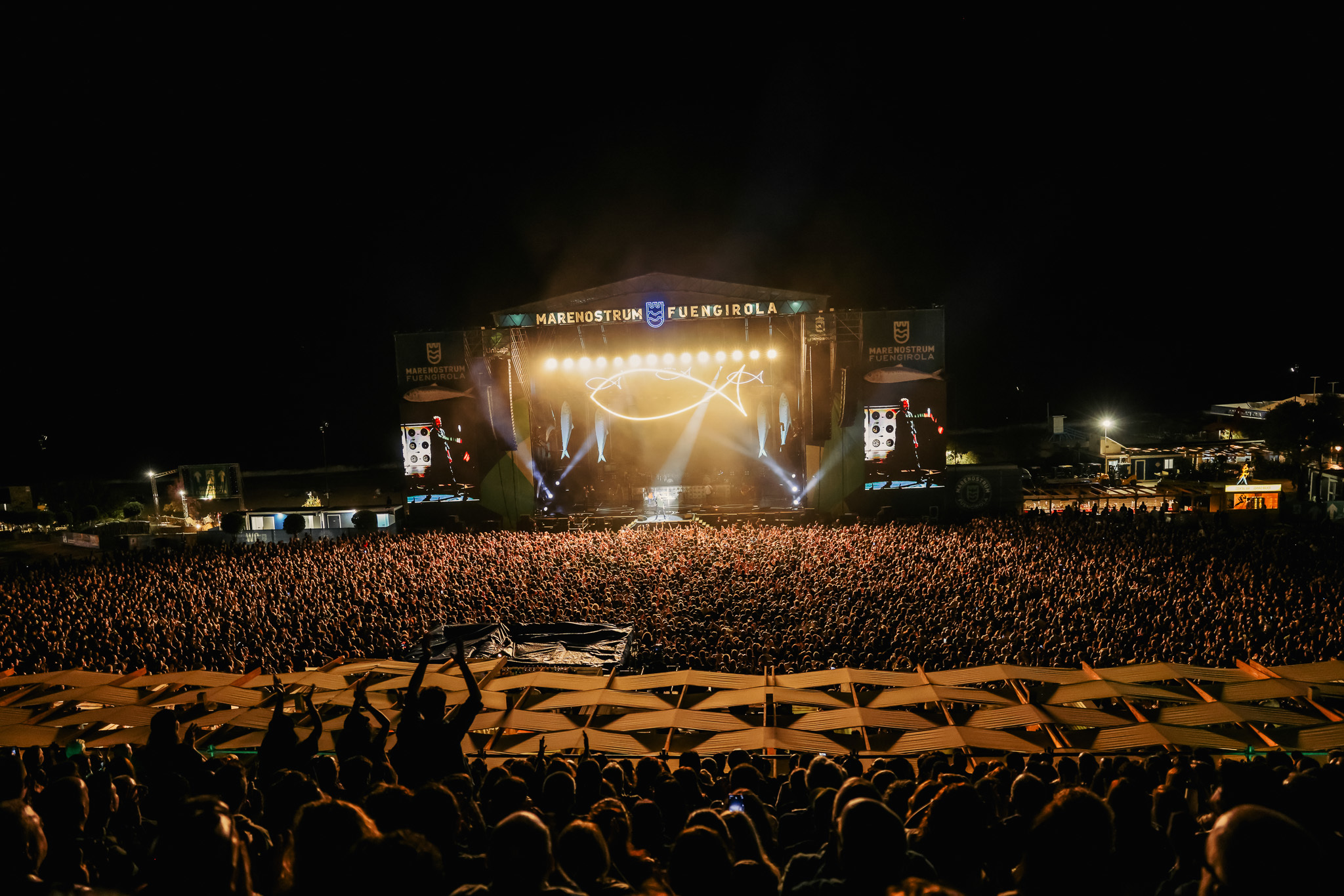 18.500 personas abarrotan el recinto de Marenostrum durante el concierto de El Último de la Fila.