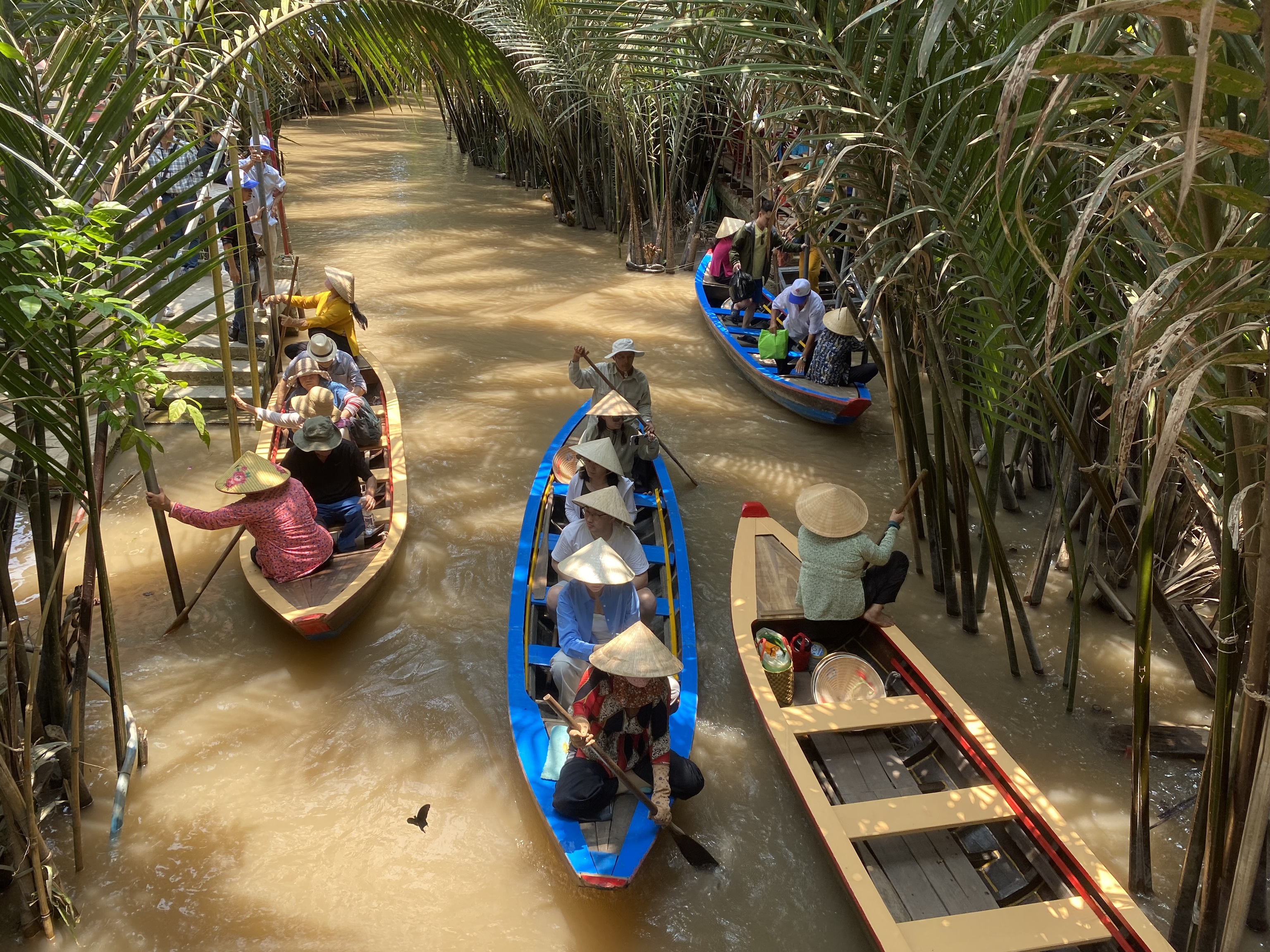 Barcas de madera navegando por el Mekong.