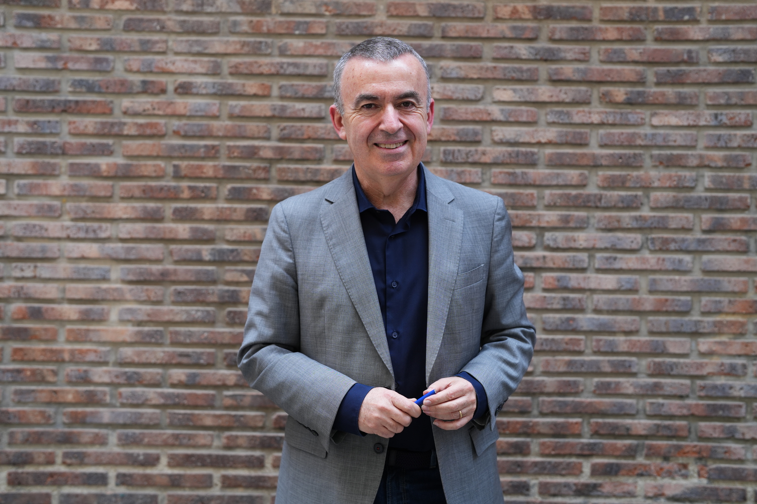 Lorenzo Silva: "Hay quien hace caja con la visión binaria de la Guerra Civil"