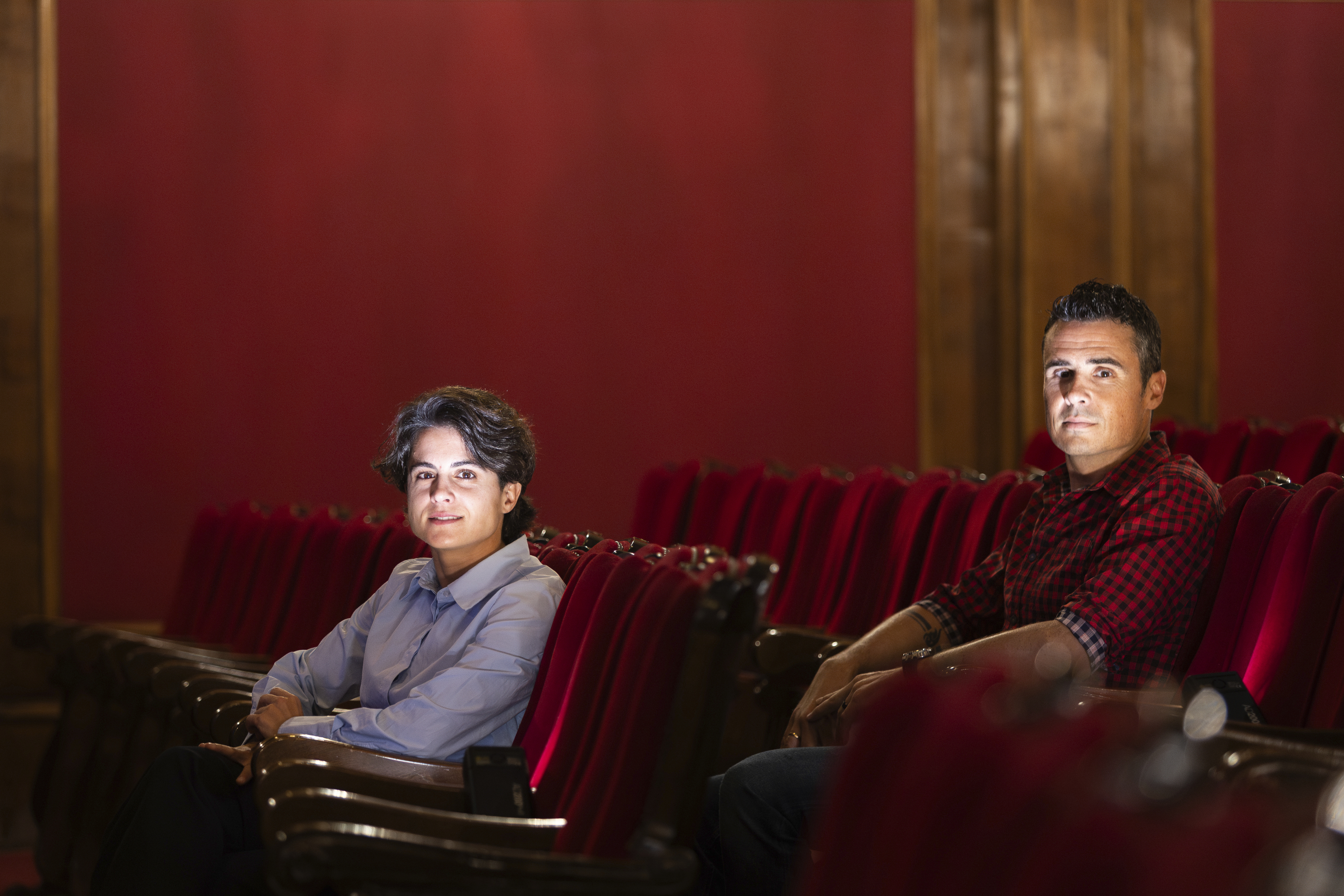 María Pérez y Gómez Noya posan para ELMUNDO en el teatro Isabel la Católica de Granada.