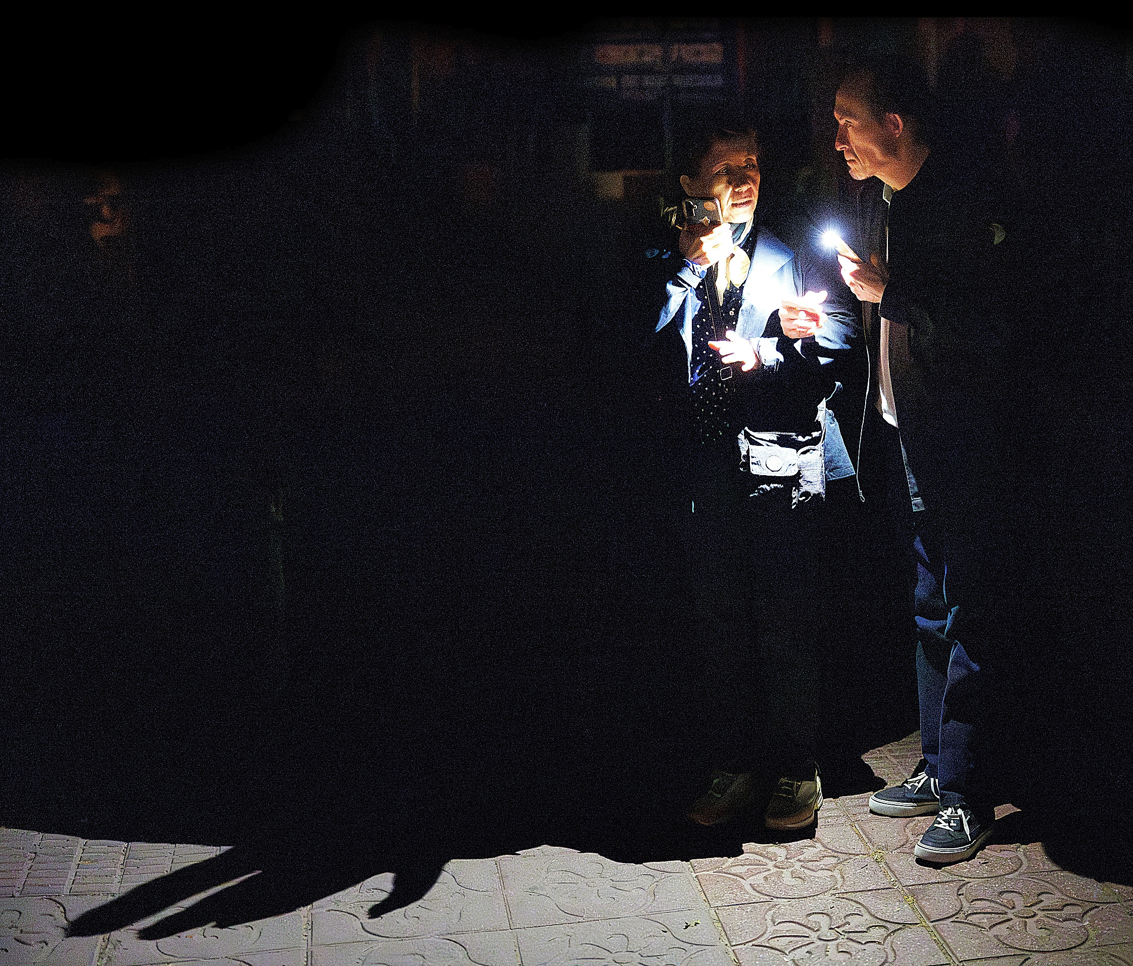 Dos personas iluminan con linternas durante el apag�n de 2025 en Madrid.
