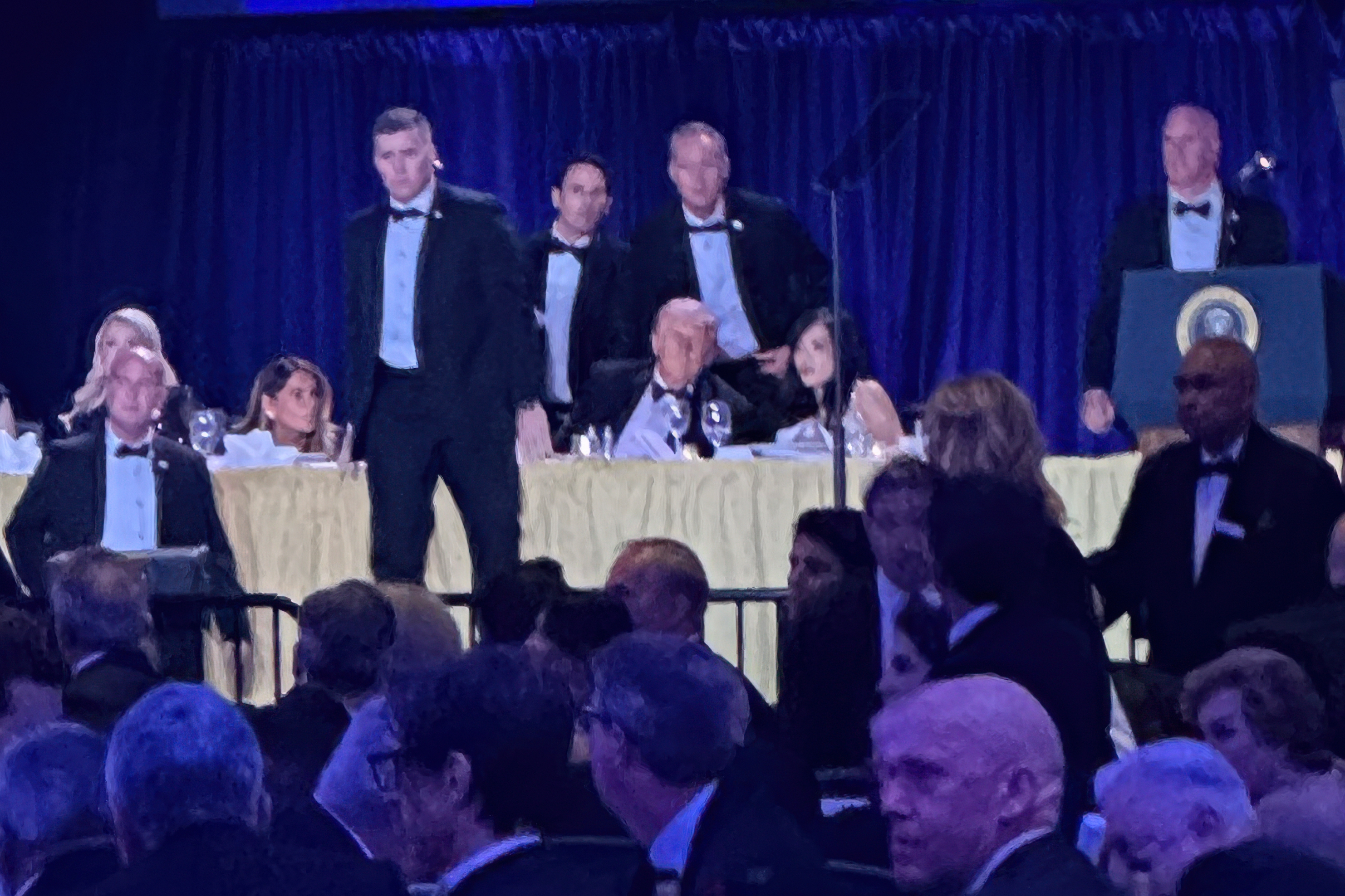 Agentes del Servicio Secreto rodean a Donald Trump durante la cena de corresponsales.