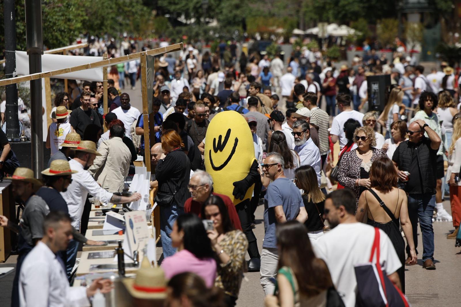 Más de 42.000 visitantes se dieron cita en la Plaza del Ayuntamiento de Valencia para degustar los platos de arroz