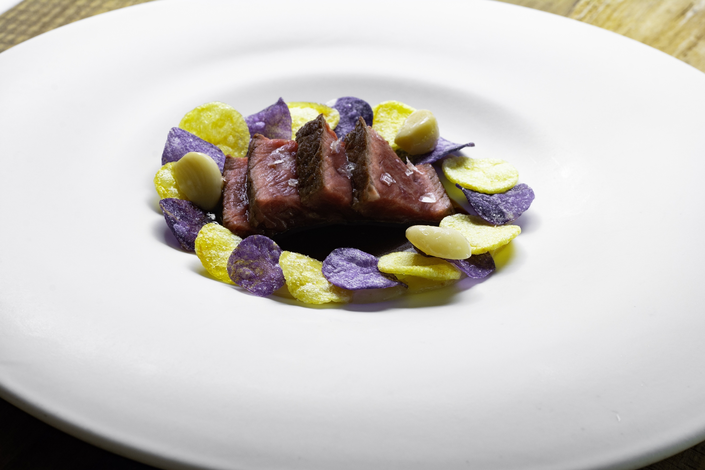 Lomo bajo de vaca madurada con patatitas y crema de ajos manchegos tostados.