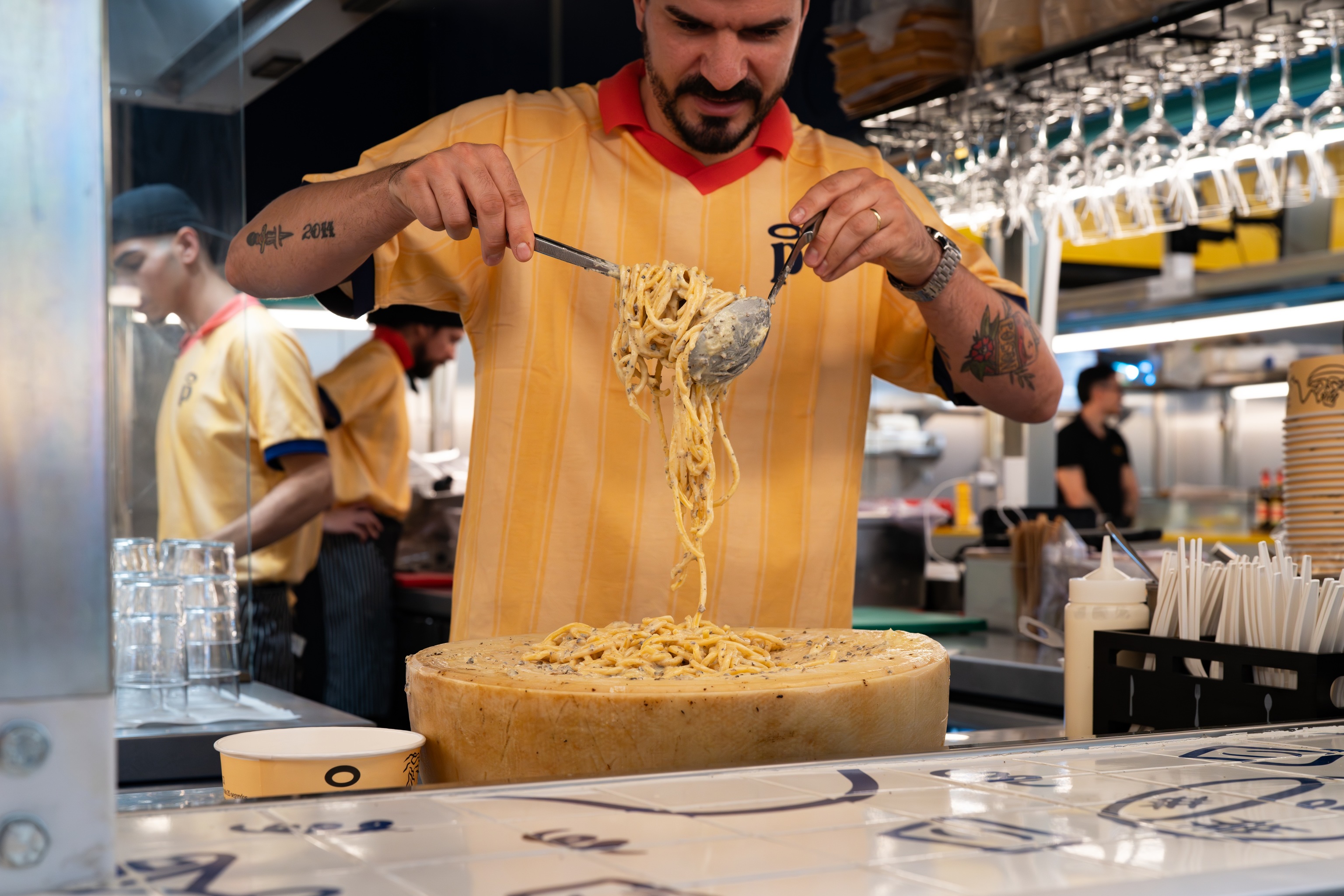 Uno de los platos más famosos de Beata Pasta, la carbonara servida en una rueda de queso.