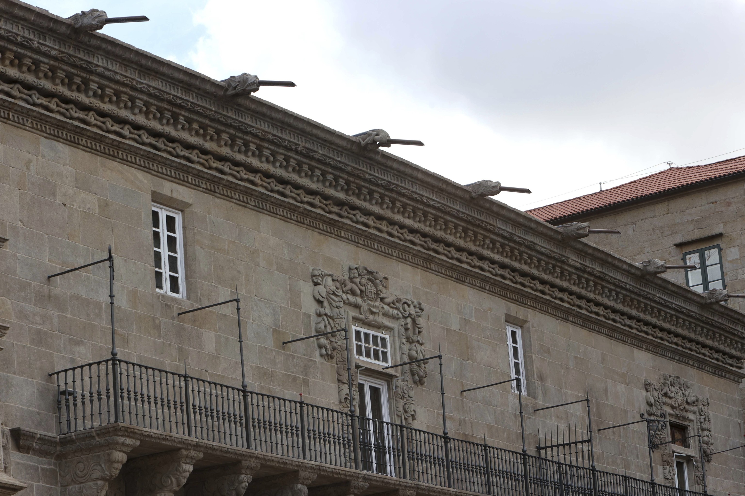 La fachada del Hostal de los Reyes Católicos, en Santiago de Compostela.