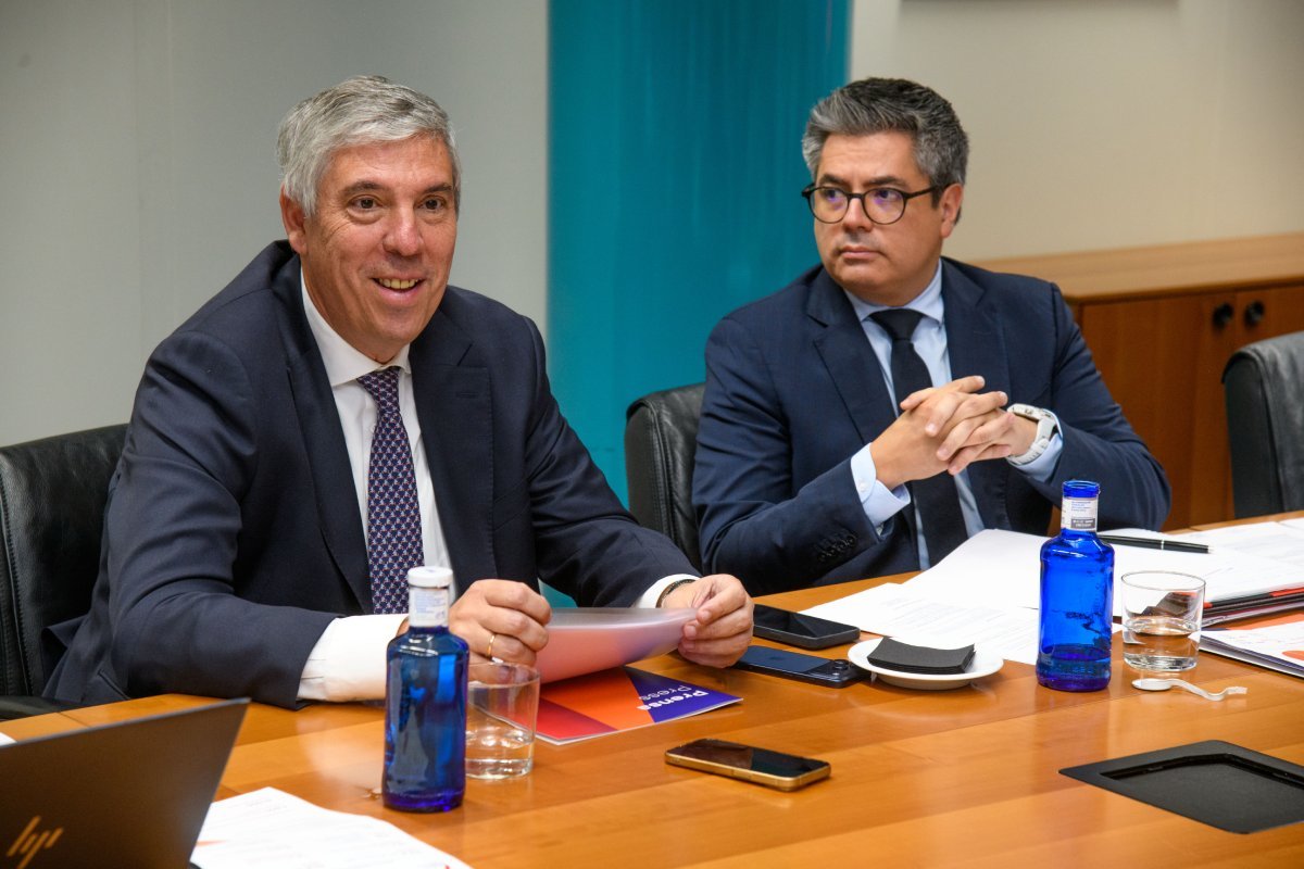 A la izquierda, Jos� Vicente de los Mozos, presidente del Comit� Ejecutivo de Ifema Madrid, con Daniel Mart�nez, vicepresidente ejecutivo del recinto ferial.