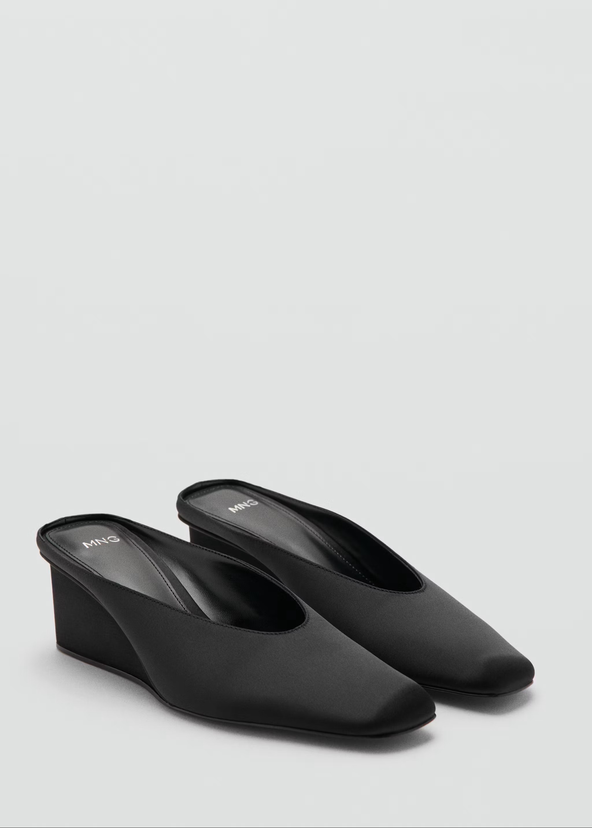 Las expertas en moda coinciden: los wedge mules son el calzado de primavera que transforma cualquier look b�sico en uno de lujo