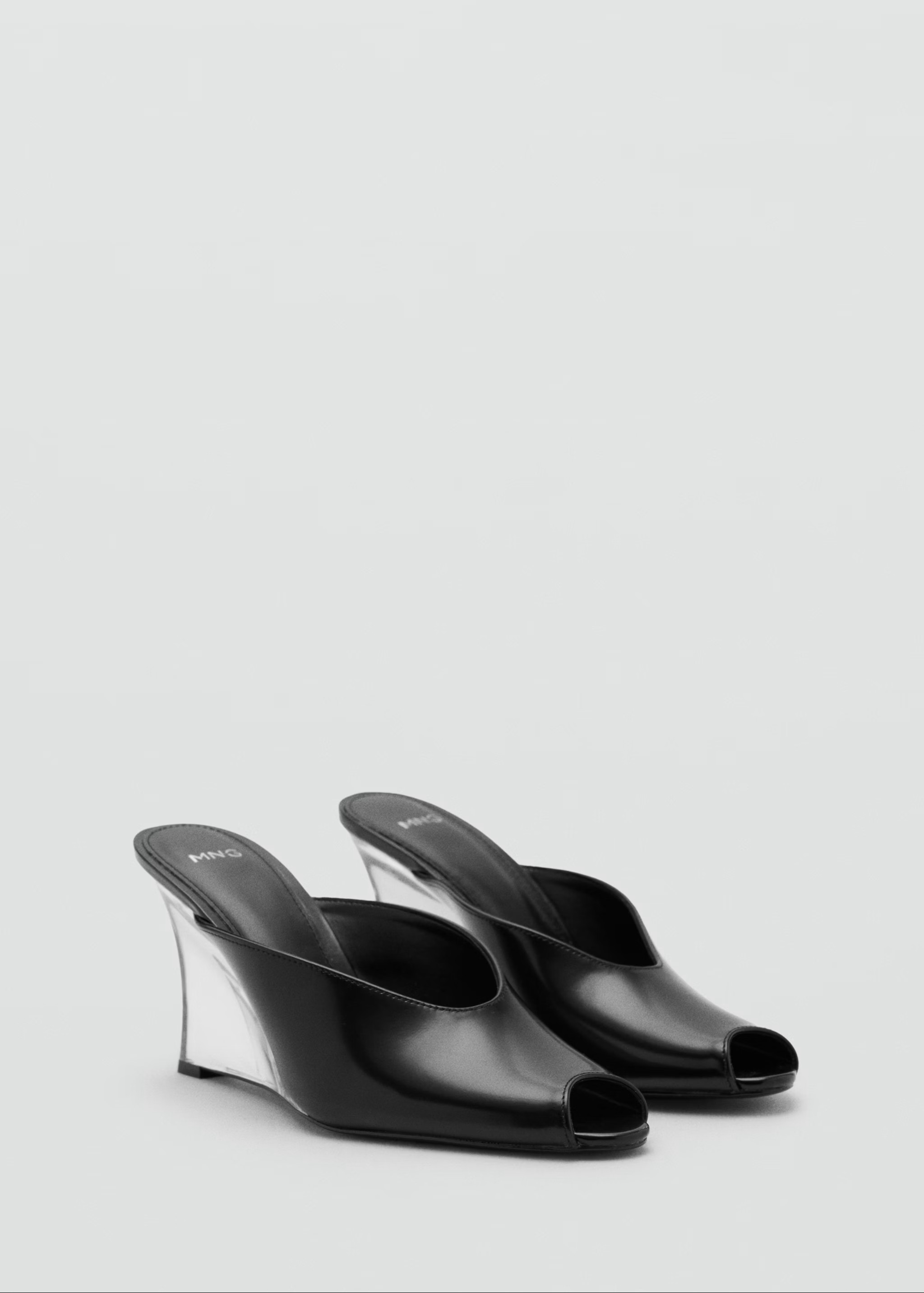 Las expertas en moda coinciden: los wedge mules son el calzado de primavera que transforma cualquier look b�sico en uno de lujo