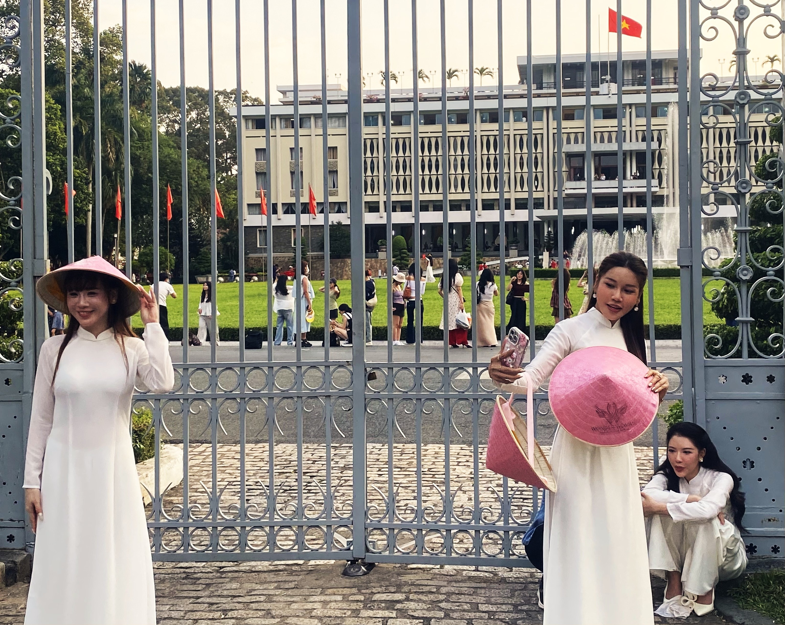 Turistas locales frente al Palacio de la Independencia.